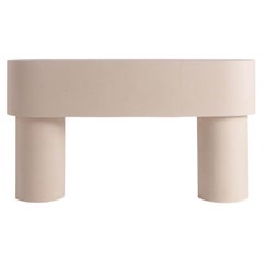 Console contemporaine en jesmonite rose, Table console Pilotis par Malgorzata Bany