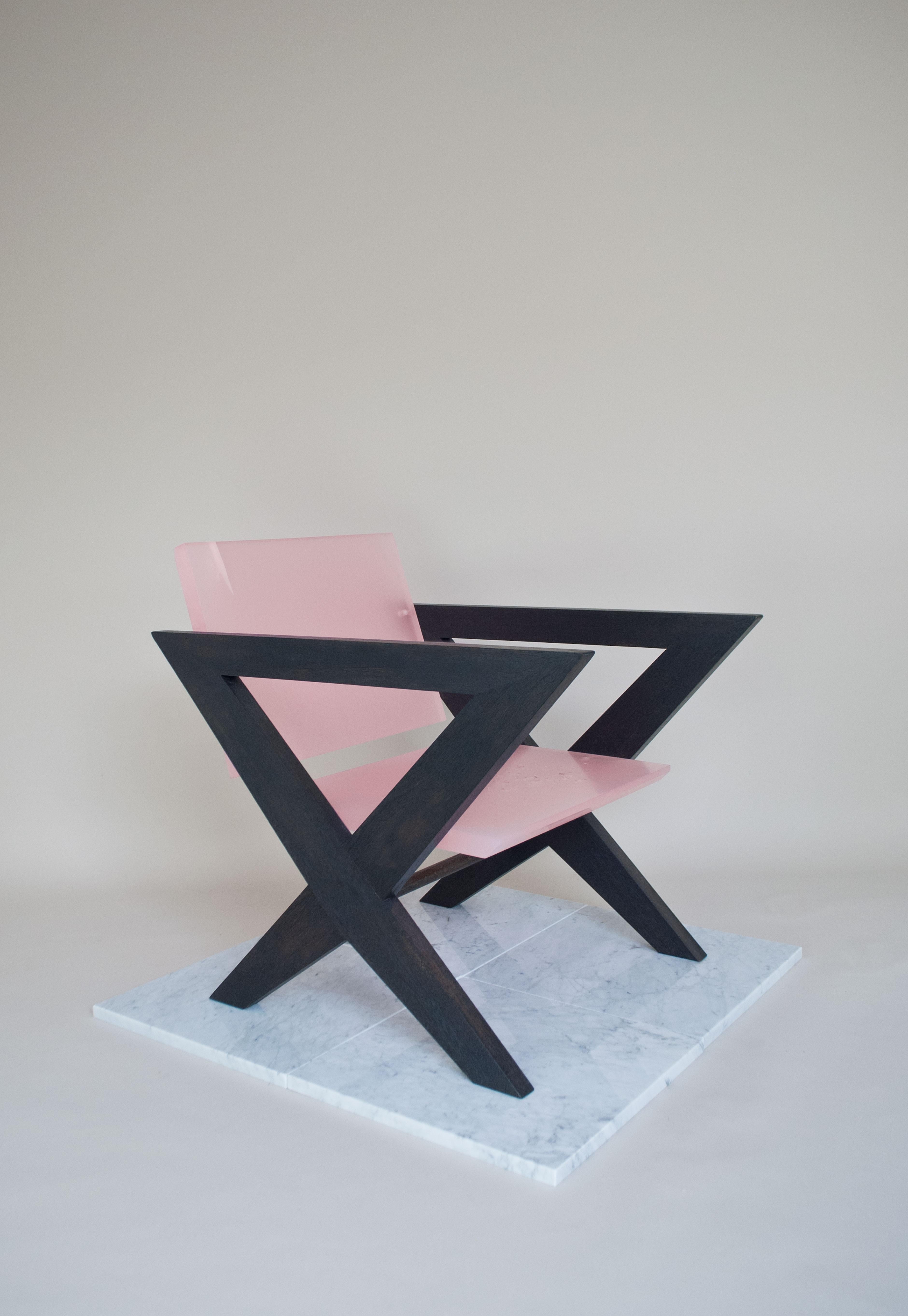 Mid-Century Modern Chaise contemporaine en résine rose, inspirée par Pierre Jeanneret en vente