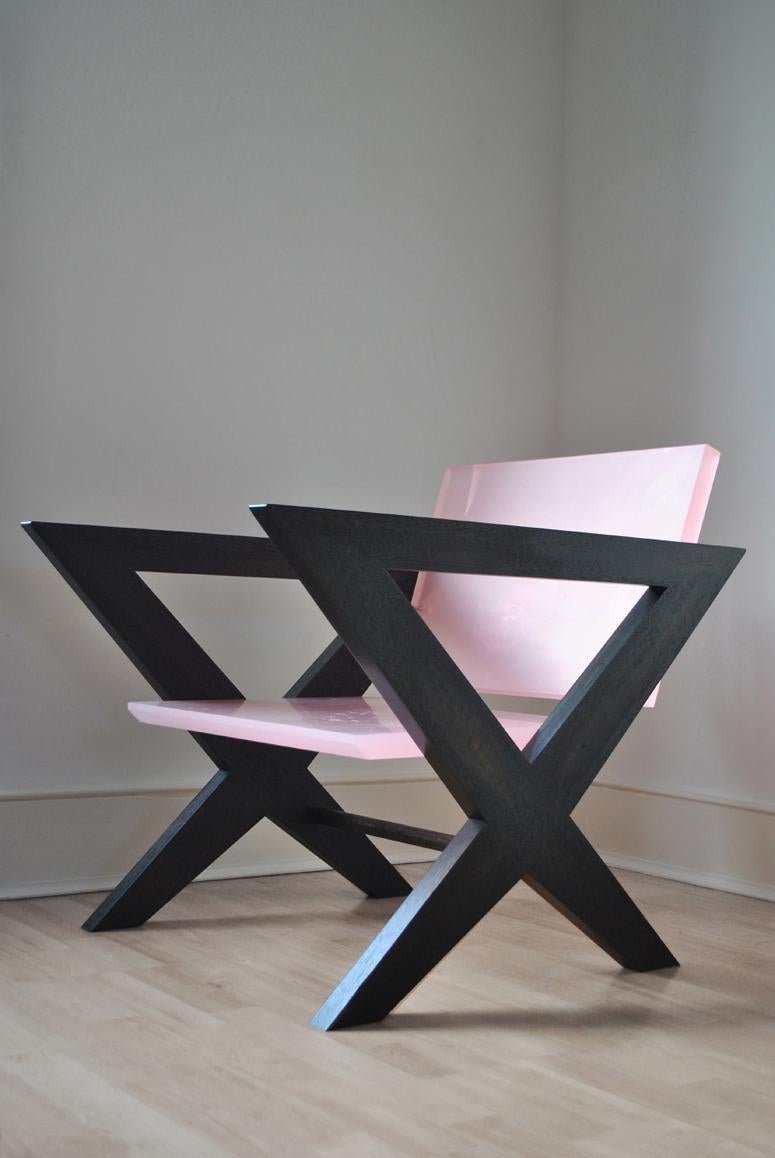 Fait main Chaise contemporaine en résine rose, inspirée par Pierre Jeanneret en vente