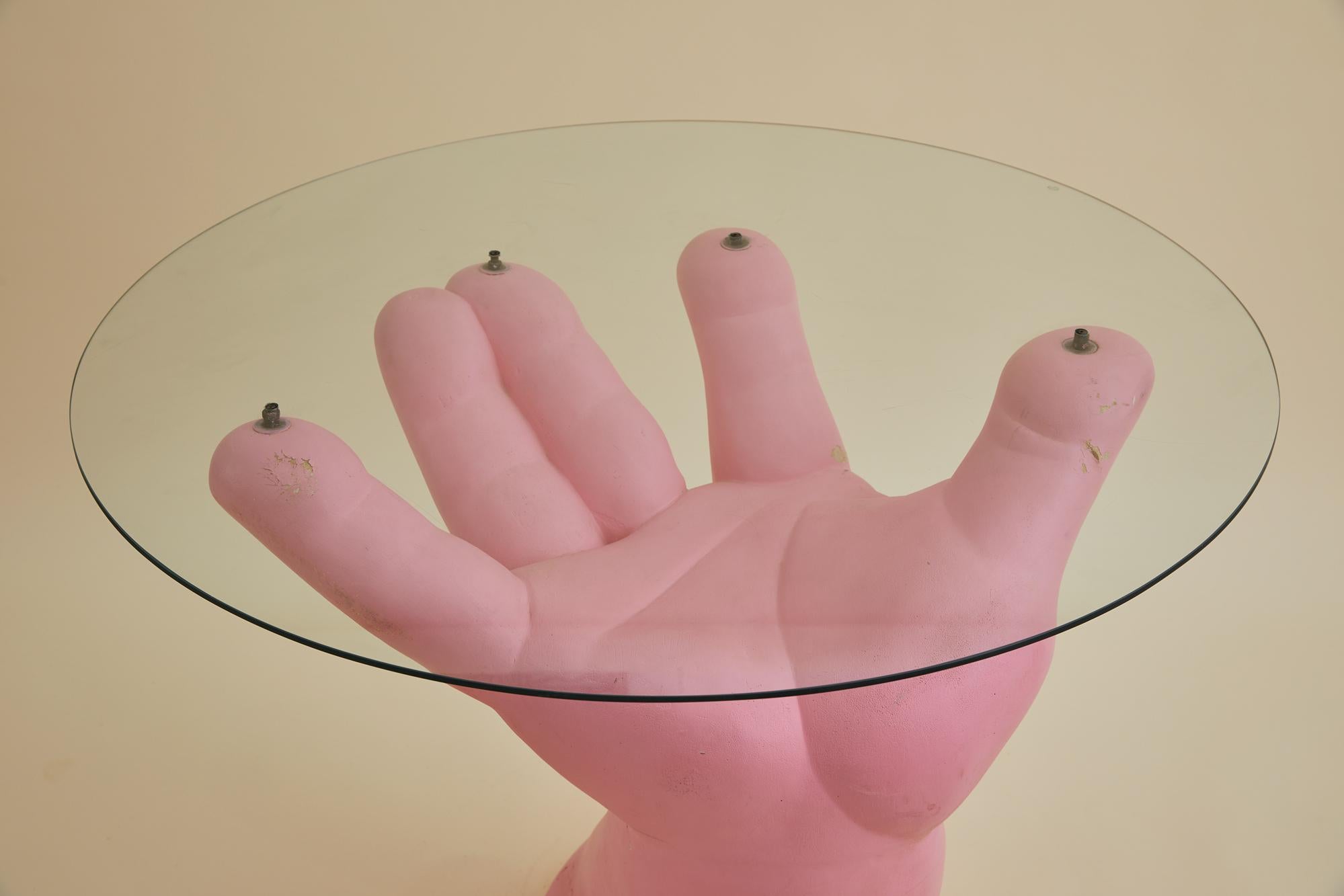 Postmoderne Table à main contemporaine en résine rose en vente