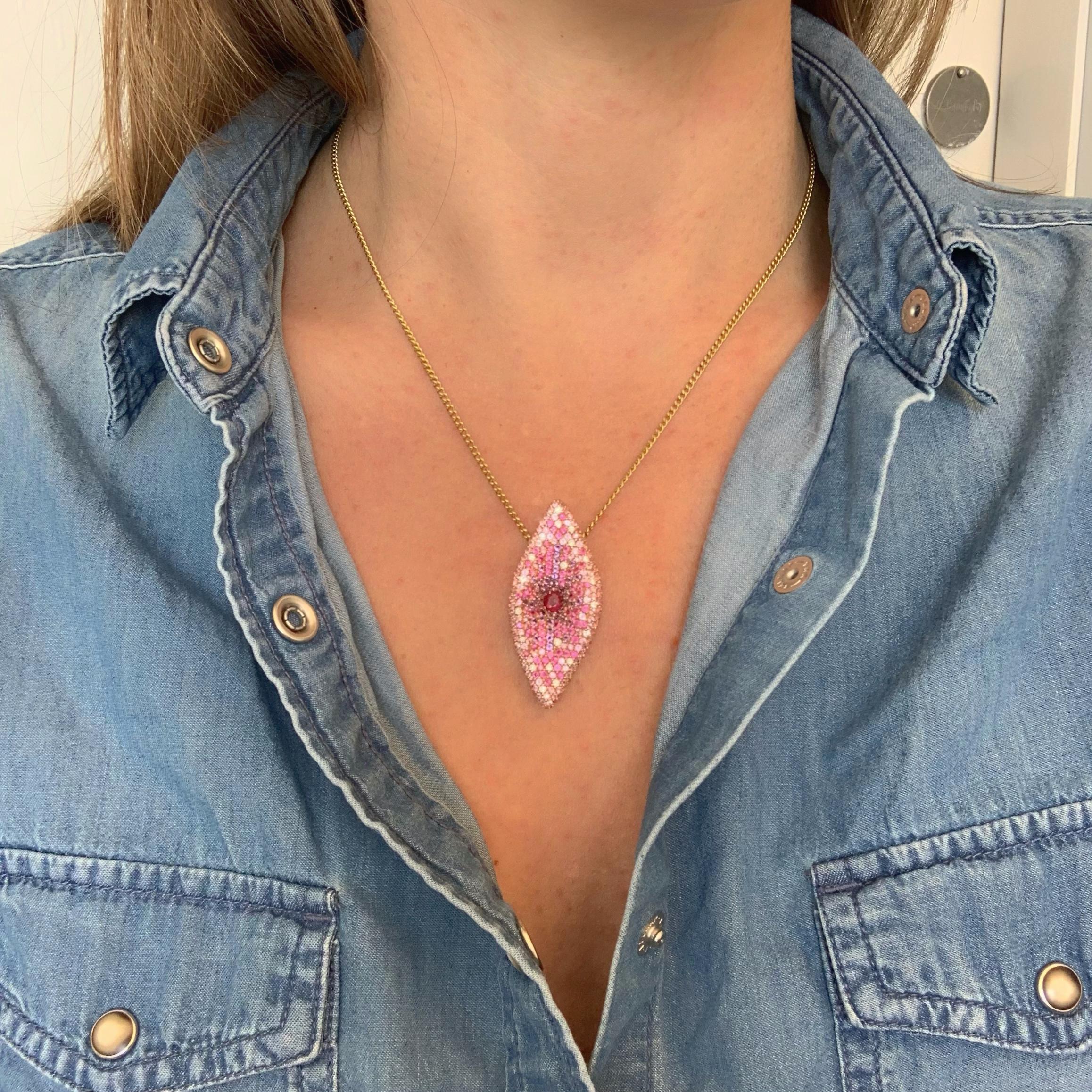 da uomo o donna Ciondolo contemporaneo con zaffiri rosa, ametiste, rubini e diamanti in pavé in oro rosa 18 carati in vendita