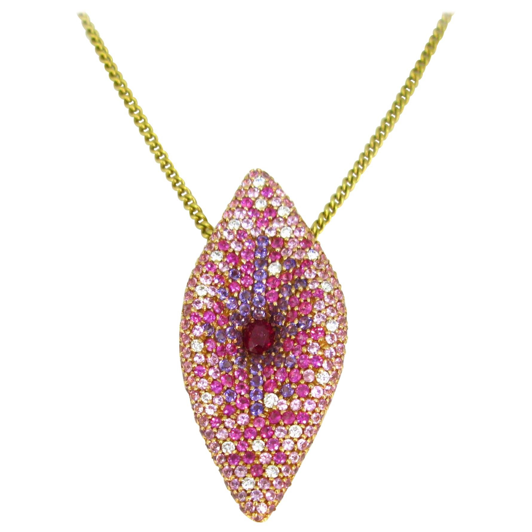 Pendentif contemporain en or rose 18 carats avec saphirs roses, améthystes, rubis et diamants pavés en vente