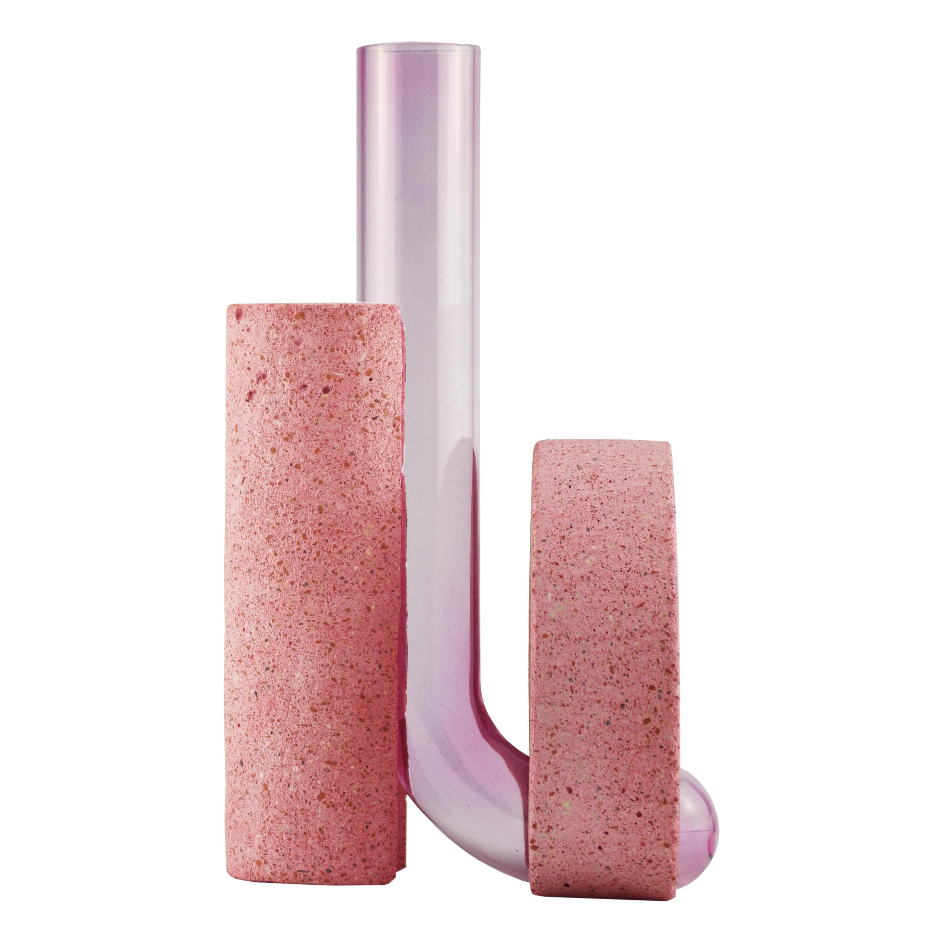 Vase en pierre rose et verre, design contemporain.
La collection de vases Cochleae s'inspire du cycle de vie des escargots et capture leur croissance lorsque le corps de l'invertébré (représenté par le verre incurvé) se développe vers le haut à