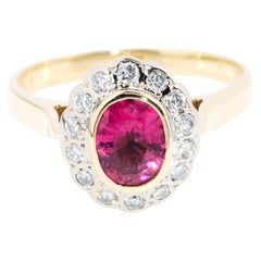 Bague contemporaine en or 18 carats ornée d'un halo de tourmalines roses et de diamants