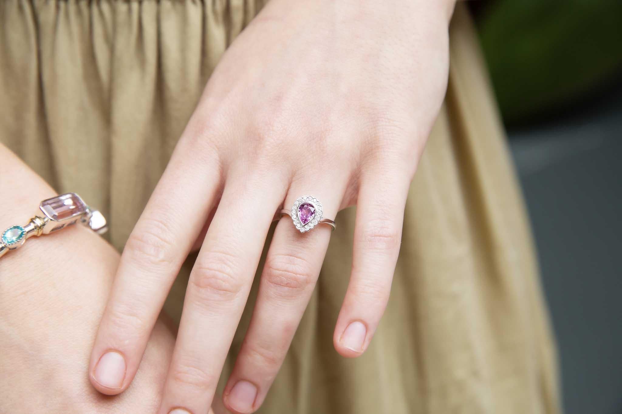 Taglio a goccia Anello contemporaneo con zaffiro rosa-viola e diamante in oro bianco 18 carati in vendita