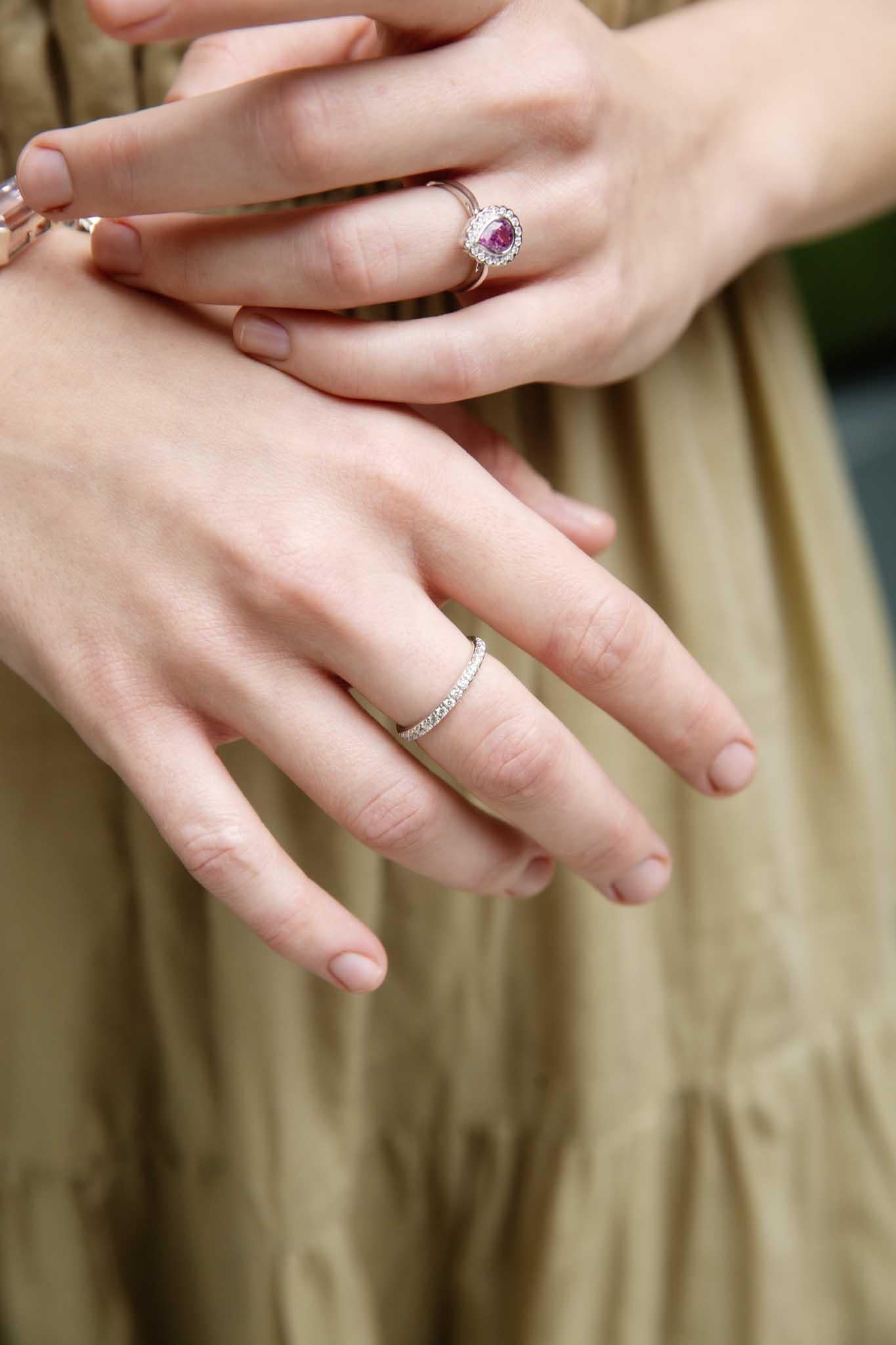 Donna Anello contemporaneo con zaffiro rosa-viola e diamante in oro bianco 18 carati in vendita