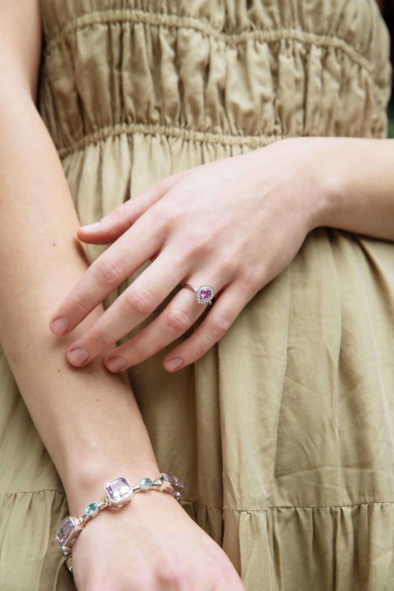 Anello contemporaneo con zaffiro rosa-viola e diamante in oro bianco 18 carati in vendita 2