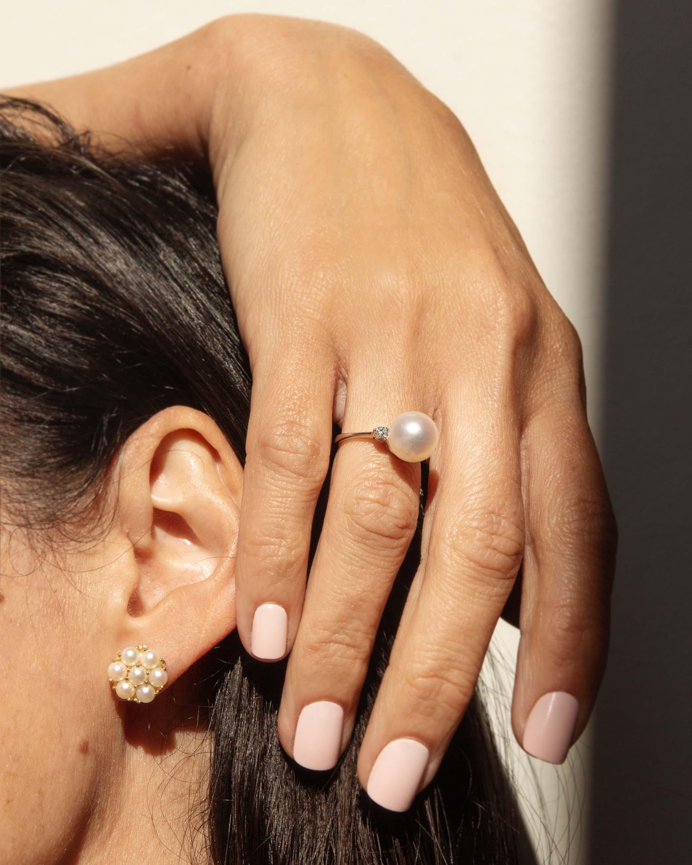 Brilliant Cut Contemporary Pinkish White Freshwater Pearl & Diamond Ring 18 Carat White Gold For Sale