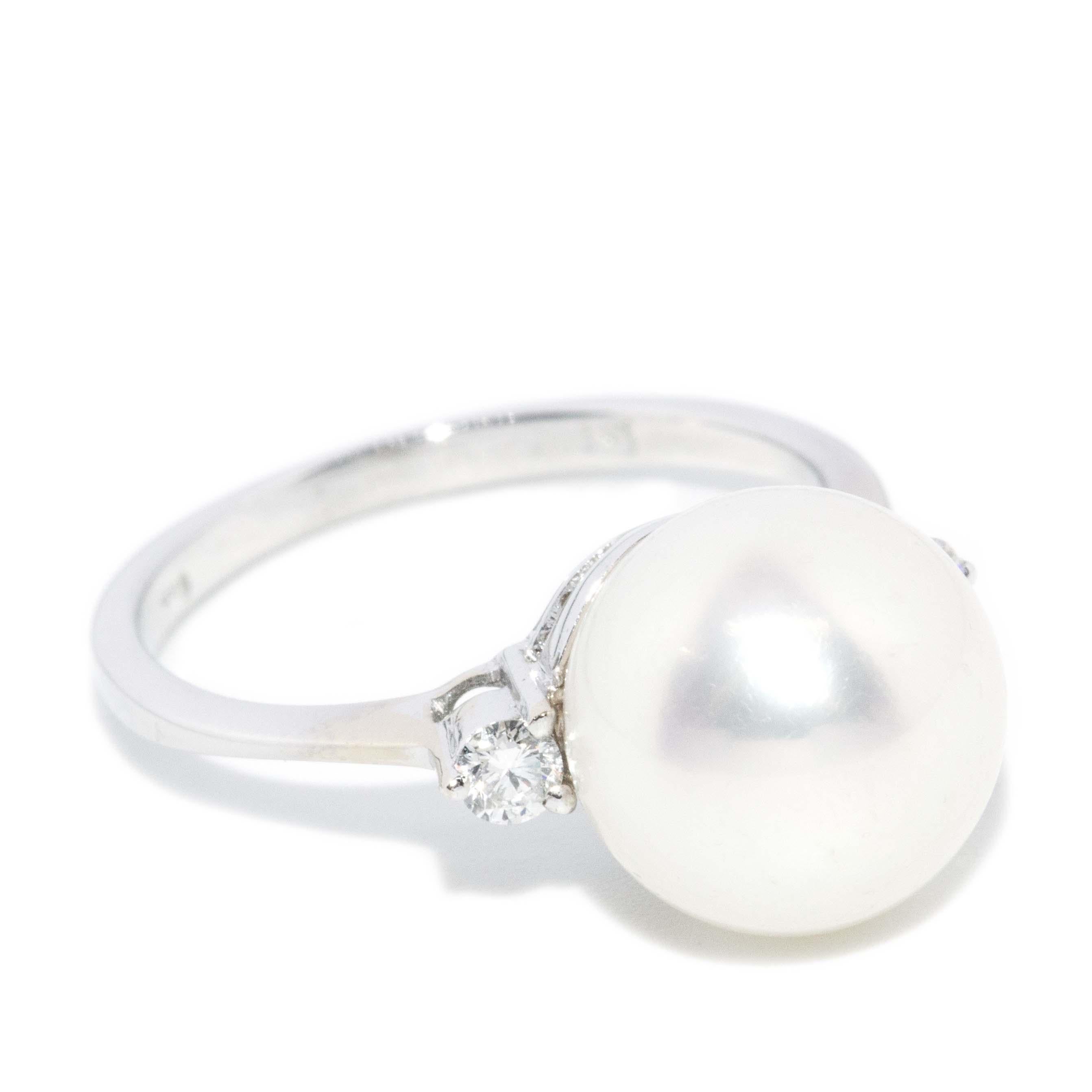 Contemporary Pinkish White Freshwater Pearl & Diamond Ring 18 Carat White Gold In Good Condition For Sale In Hamilton, AU