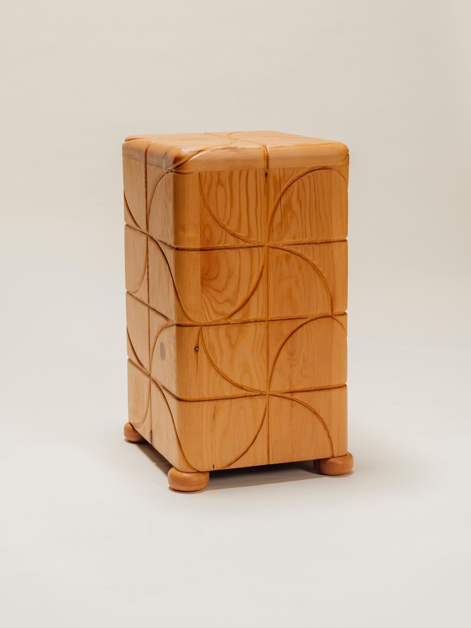 Pinwheel Beistelltisch Contemporary (amerikanisch) im Angebot