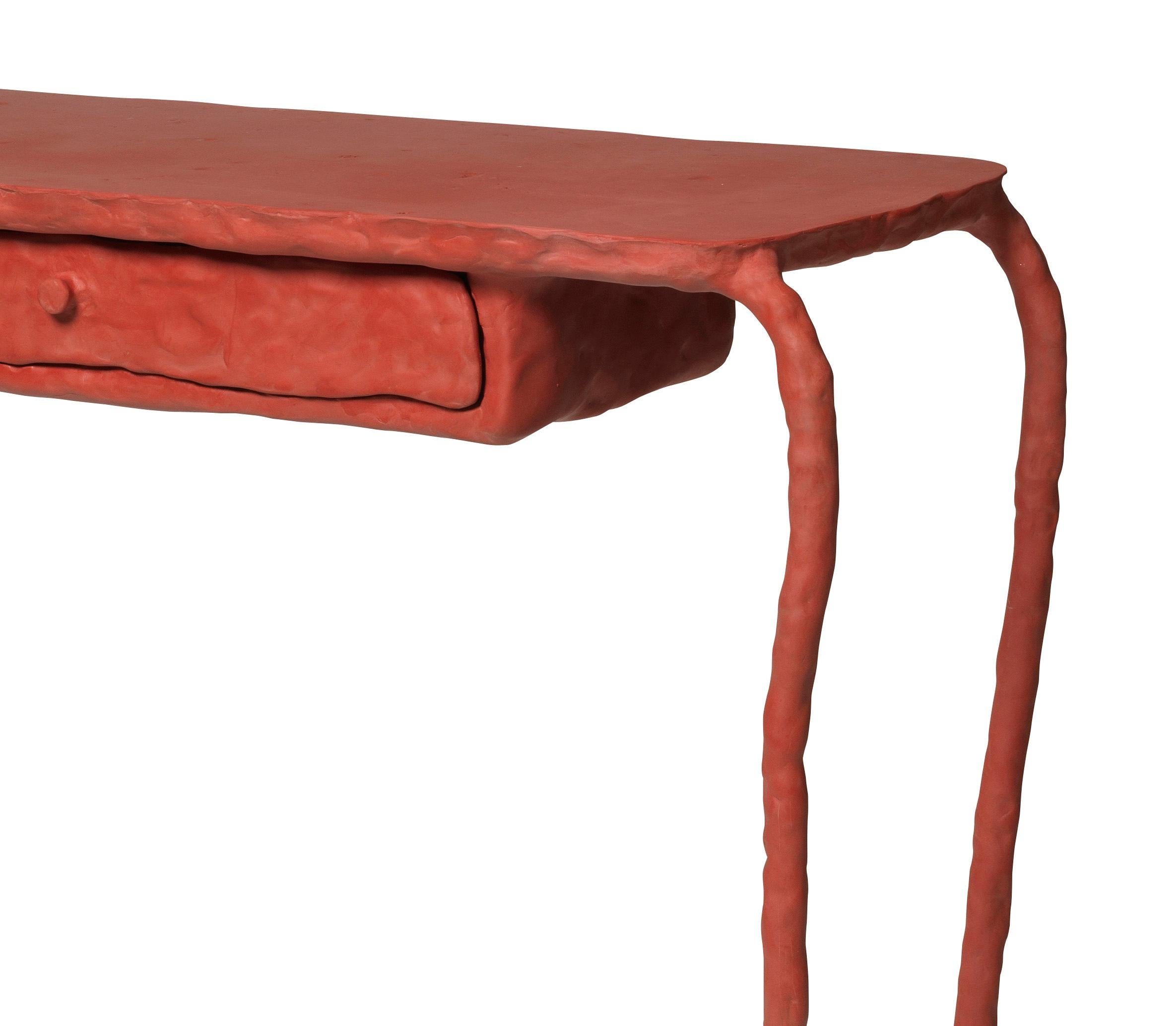 Moderno Console contemporanea in argilla liscia con cassetto di Maarten Baas