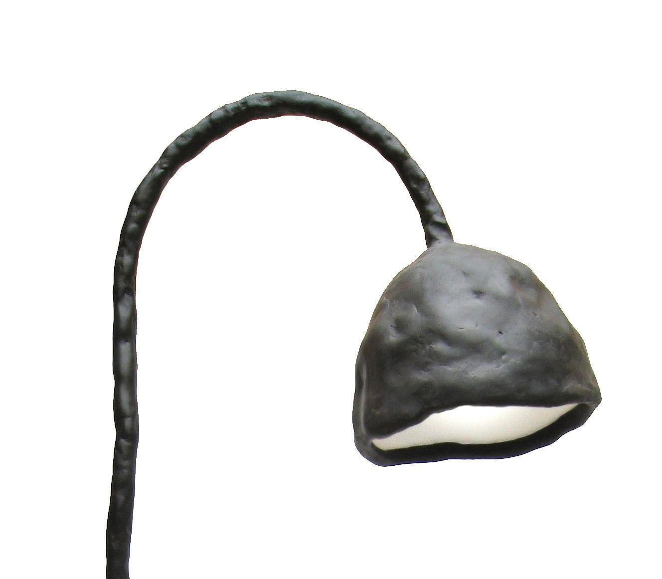 Ce lampadaire est issu de la collection Plain Clay de Maarten Baas. Cette collection a été développée à l'origine pour le restaurant Mendini du Musée Groninger.

Contrairement aux séries en argile, les pièces en argile unie ne nécessitent pas de