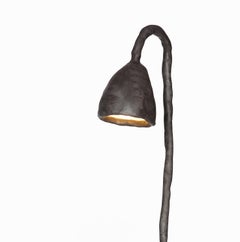 Tavolo contemporaneo in argilla liscio con luce di Maarten Baas