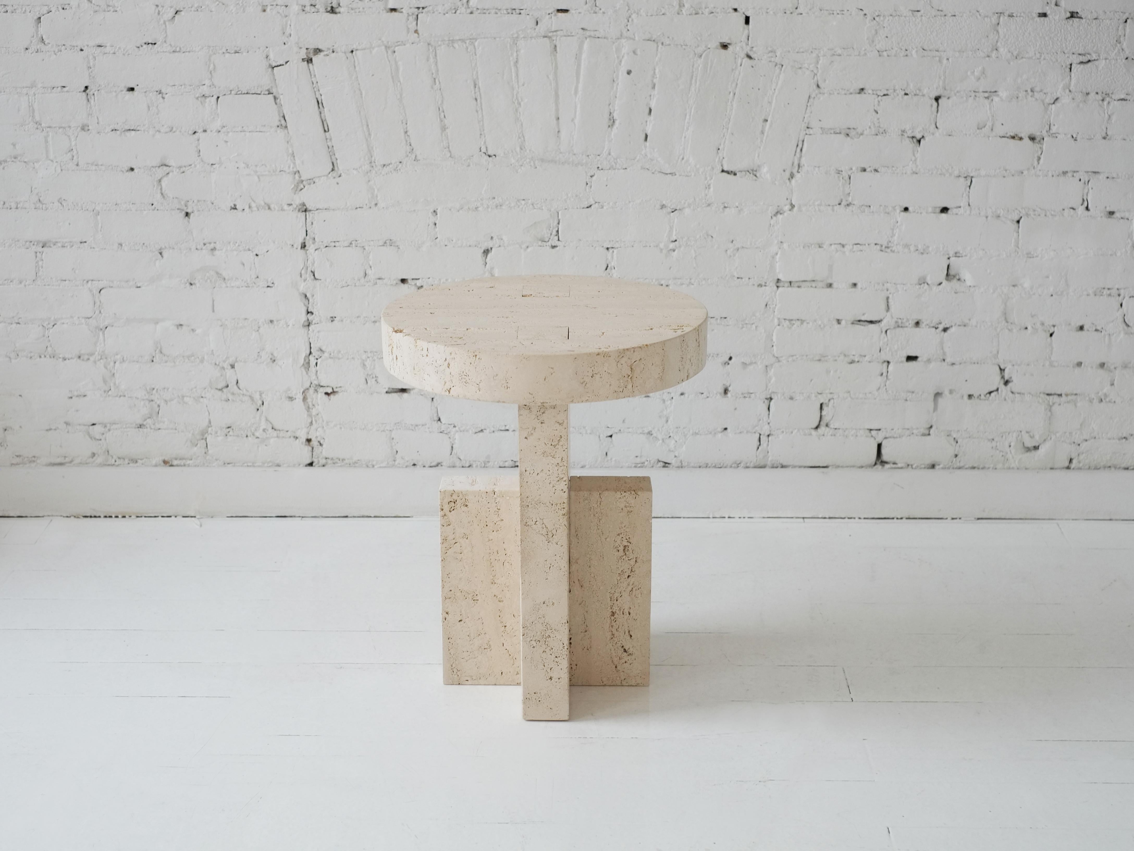 Table d'appoint contemporaine en travertin et pierre de style Planar de Fort Standard Neuf - En vente à Brooklyn, NY