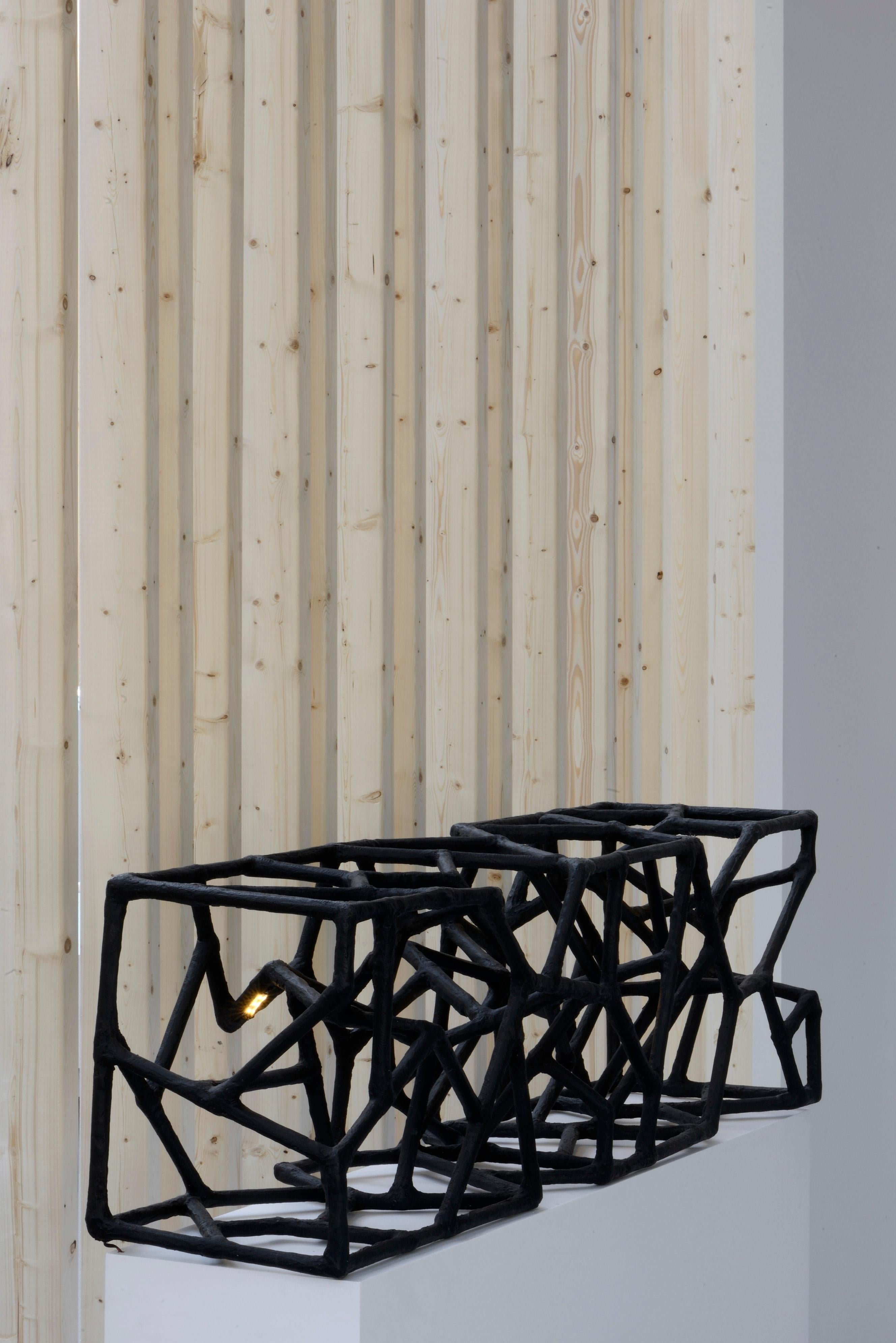 Cesar è stato creato nel 2016 dal designer francese Eric de Dormael. Realizzato a mano in gesso,  questo è un pezzo unico.
Éric de Dormael è un artista non convenzionale, la sua traiettoria è lontana dai sentieri battuti. Formatosi alla scuola Saint