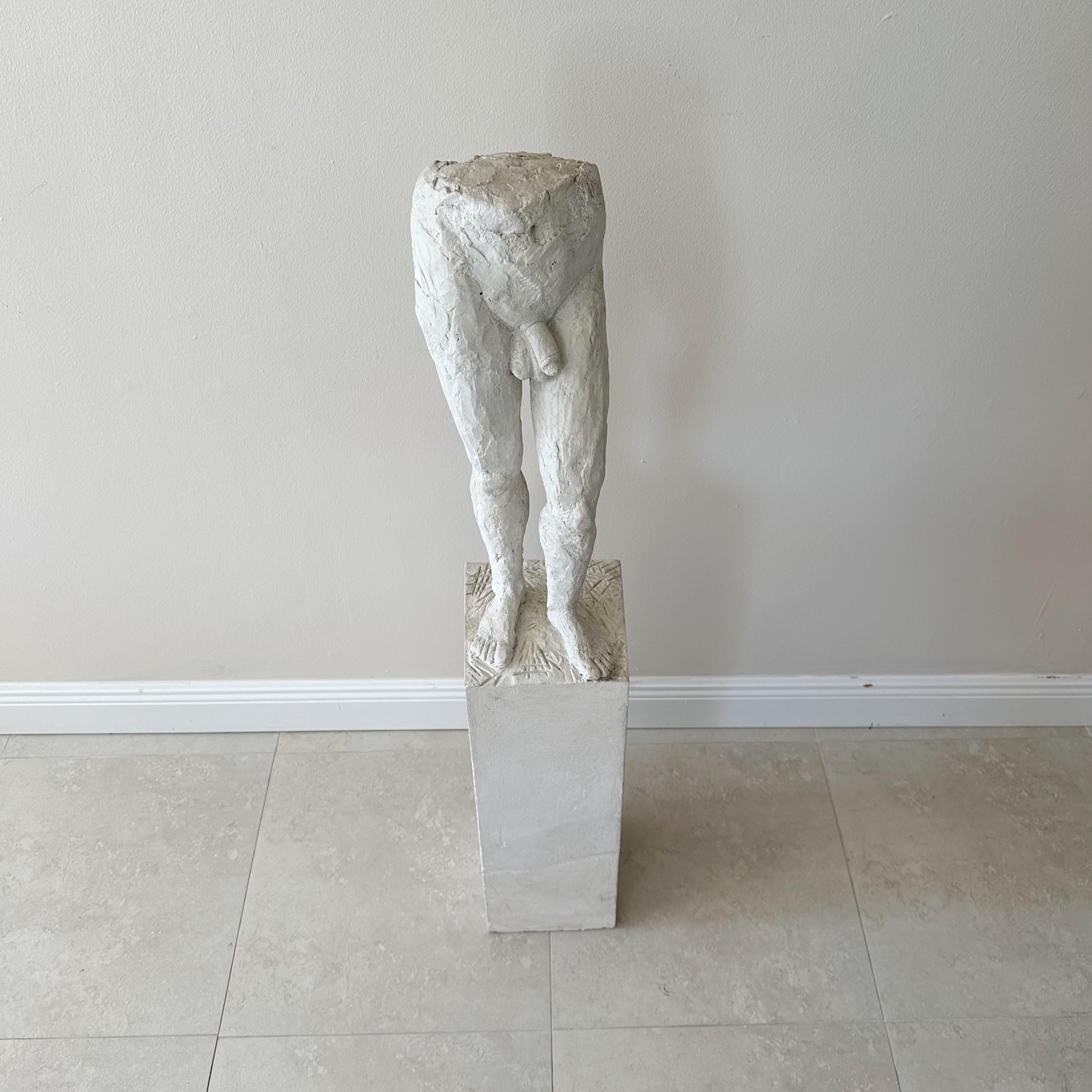 Zum Verkauf steht ein einzigartiger und auffälliger figurativer Torso aus verputztem Zement, der an einer rechteckigen Zementsäule befestigt ist, die ebenfalls verputzt ist. Das Werk wurde von dem talentierten Künstler Orlando Chiang in seinem