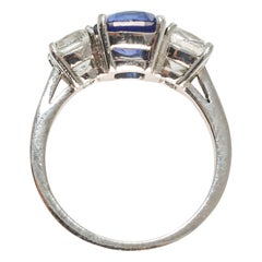 Anello contemporaneo in platino con zaffiro di Ceylon e diamante a trilogia