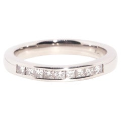 Anillo Contemporáneo de Platino con Diamante de Corte Princesa en Canales