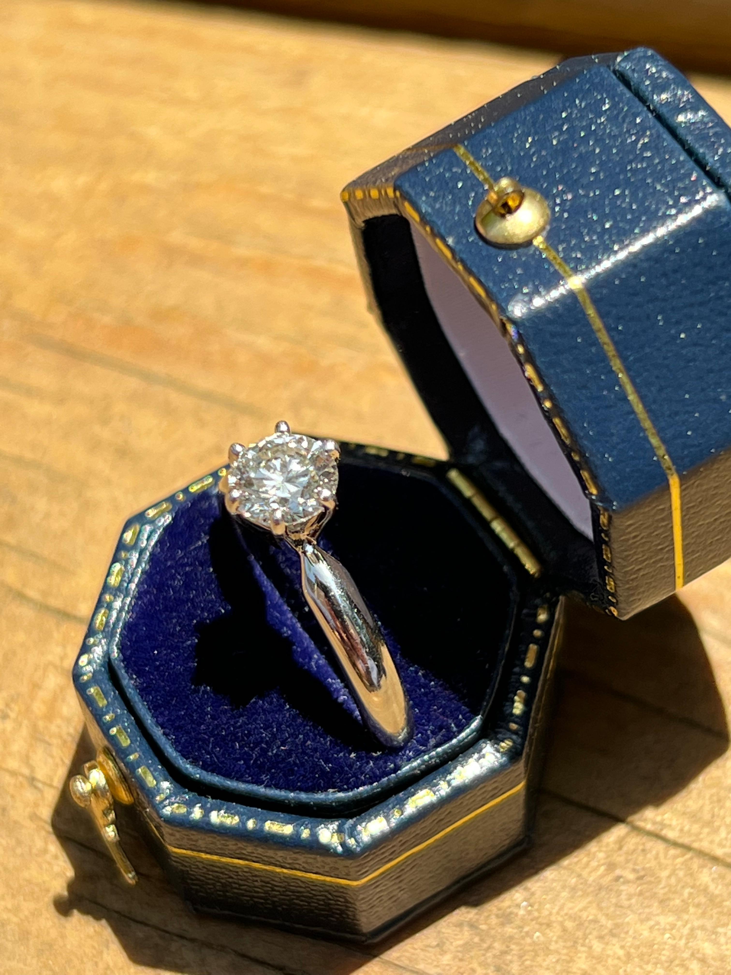 Round Cut Platinum Solitaire 1.01 Carat Diamond Engagement Ring For Sale