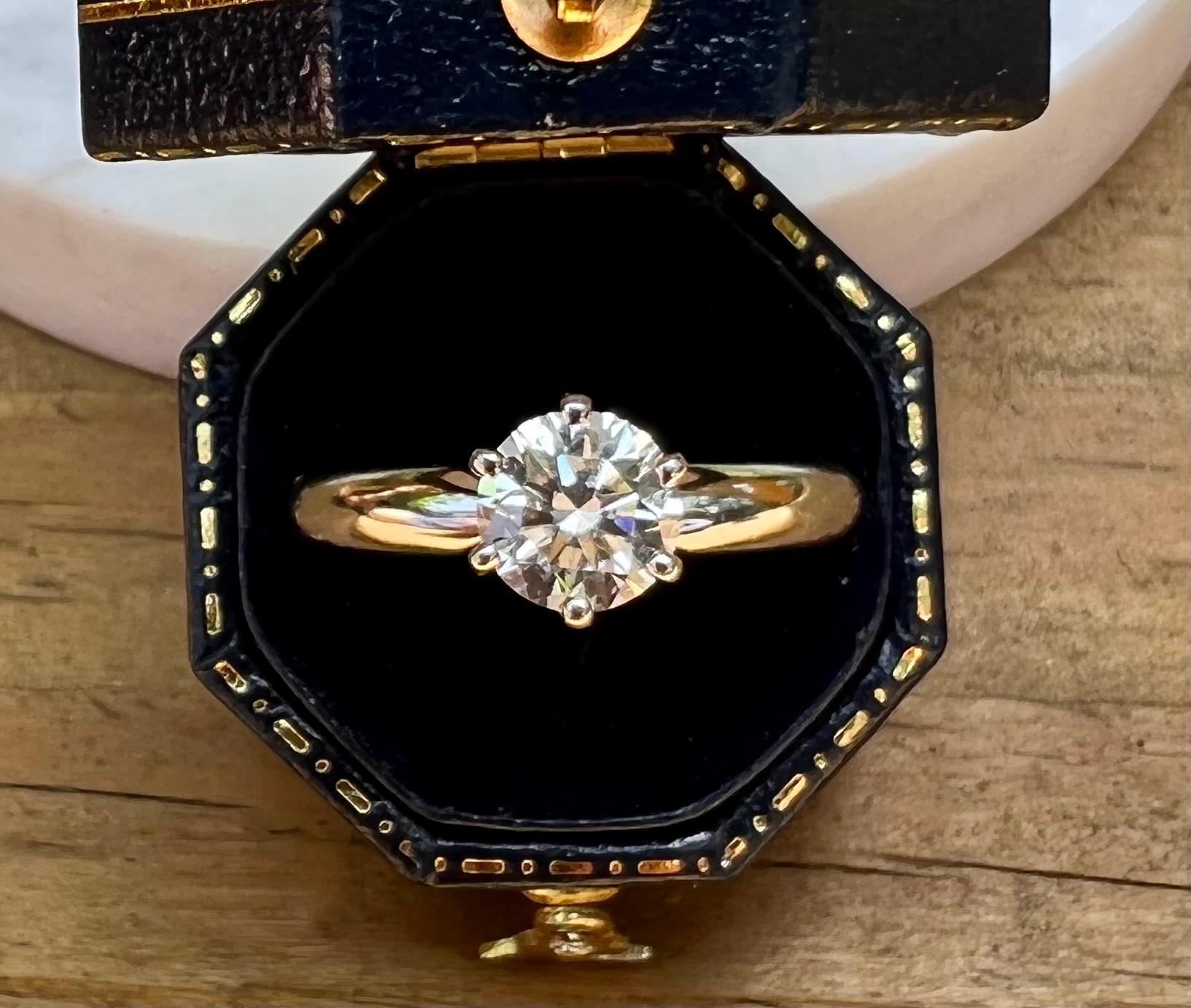 Women's Platinum Solitaire 1.01 Carat Diamond Engagement Ring For Sale