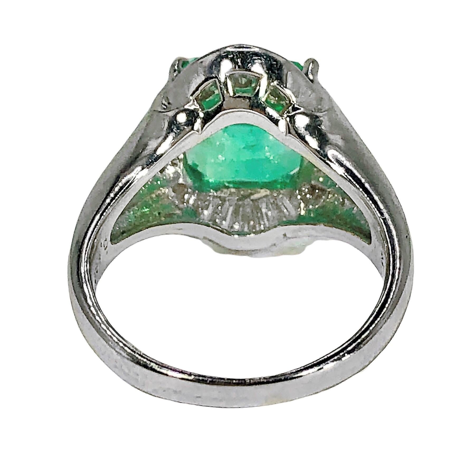 Contemporary Platinum Ring with 3.48ct Emerald and Diamonds In Good Condition In Palm Beach, FL