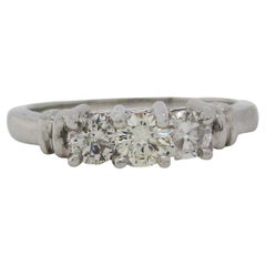 Anillo de compromiso de platino contemporáneo con tres diamantes
