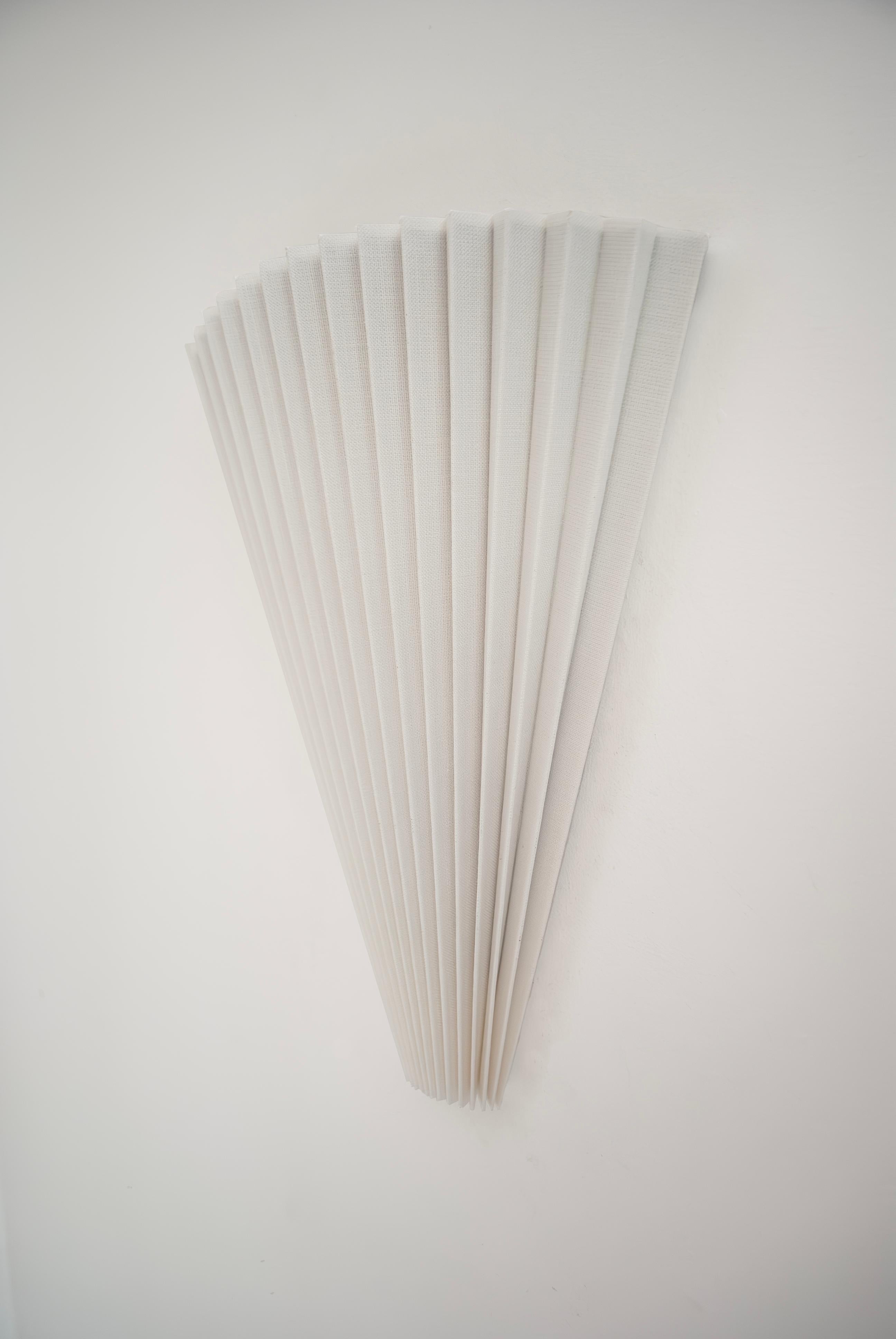 Contemporary Pleated Fan Light mit Leinenschirm Off-White Handmade 8er Set. (Moderne der Mitte des Jahrhunderts) im Angebot