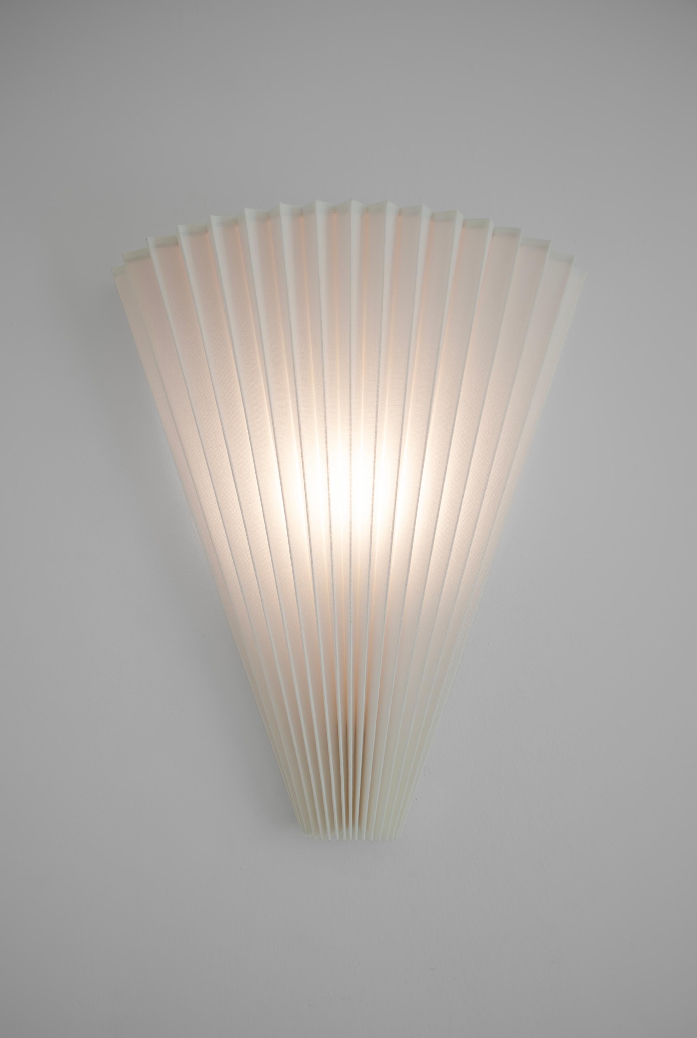 Contemporary Pleated Fan Light with Linen Shade off-white Handmade Set of 8no. In New Condition For Sale In London, GB