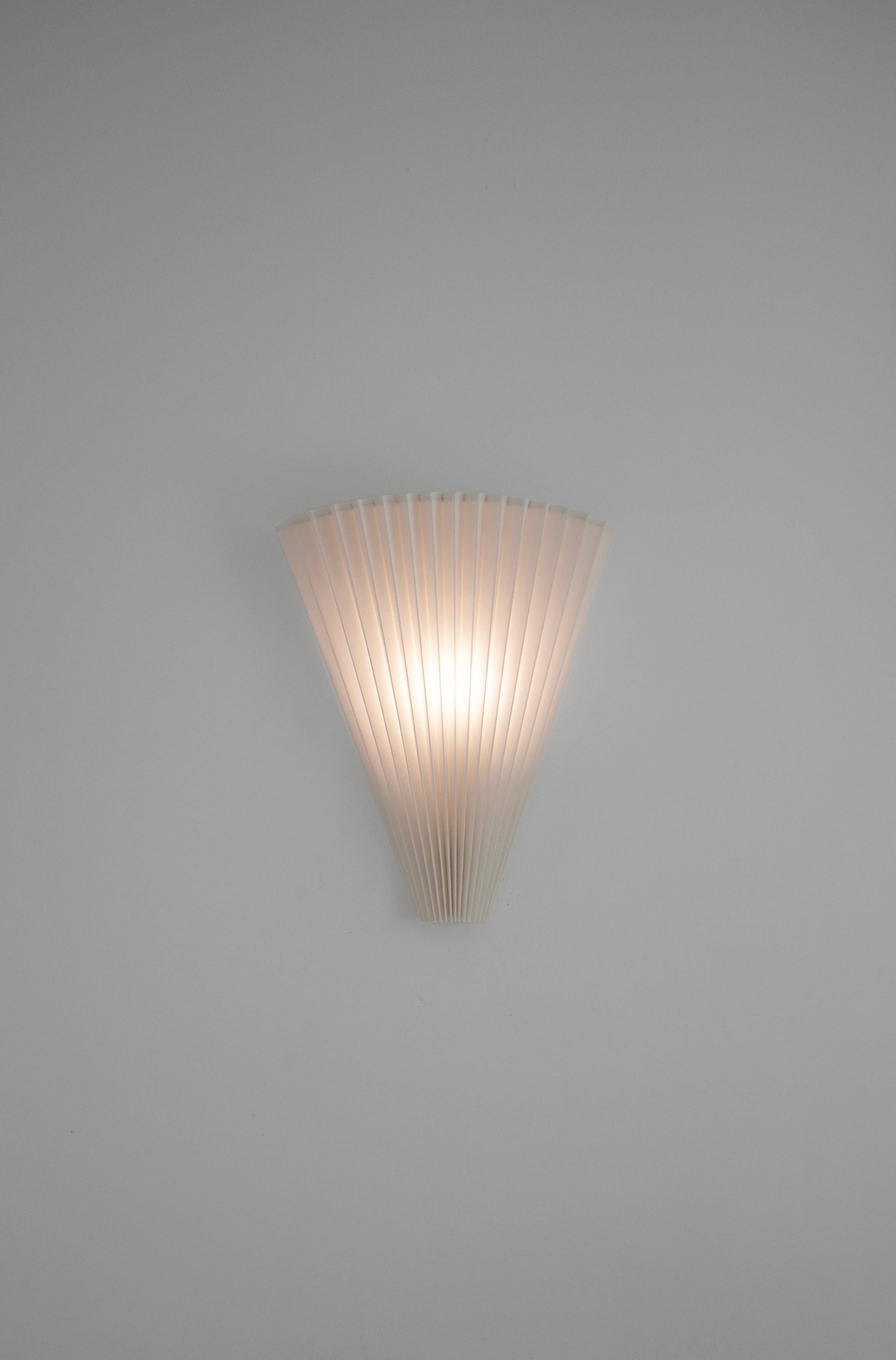 Contemporary Pleated Fan Light mit Leinenschirm Off-White Handmade 8er Set. (Metall) im Angebot