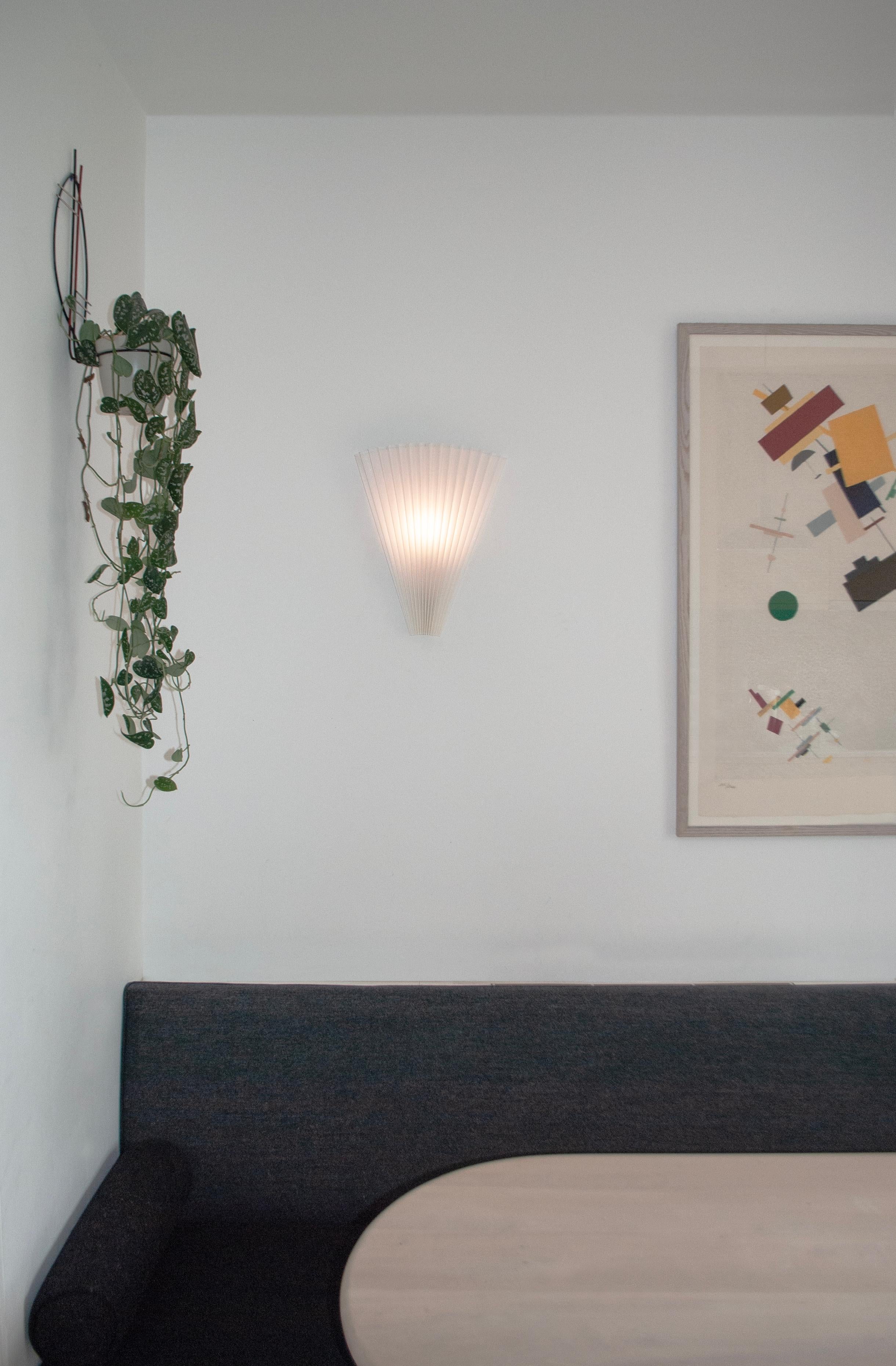 Contemporary Pleated Fan Light mit Leinenschirm Off-White Handmade 8er Set. im Angebot 1