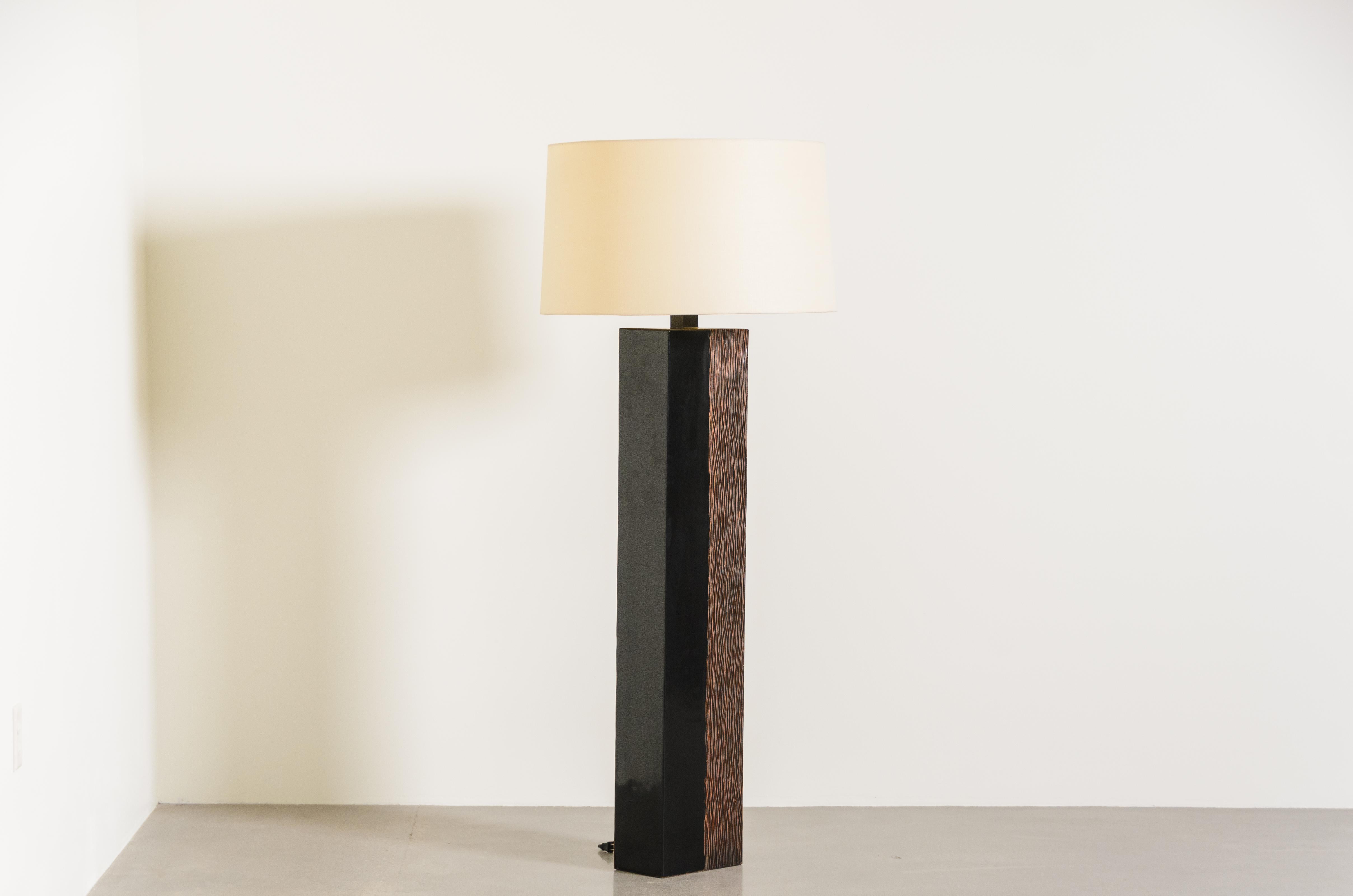 Lámpara de pie de diseño contemporáneo de pliegues en cobre y laca negra de Robert Kuo Lacado en venta