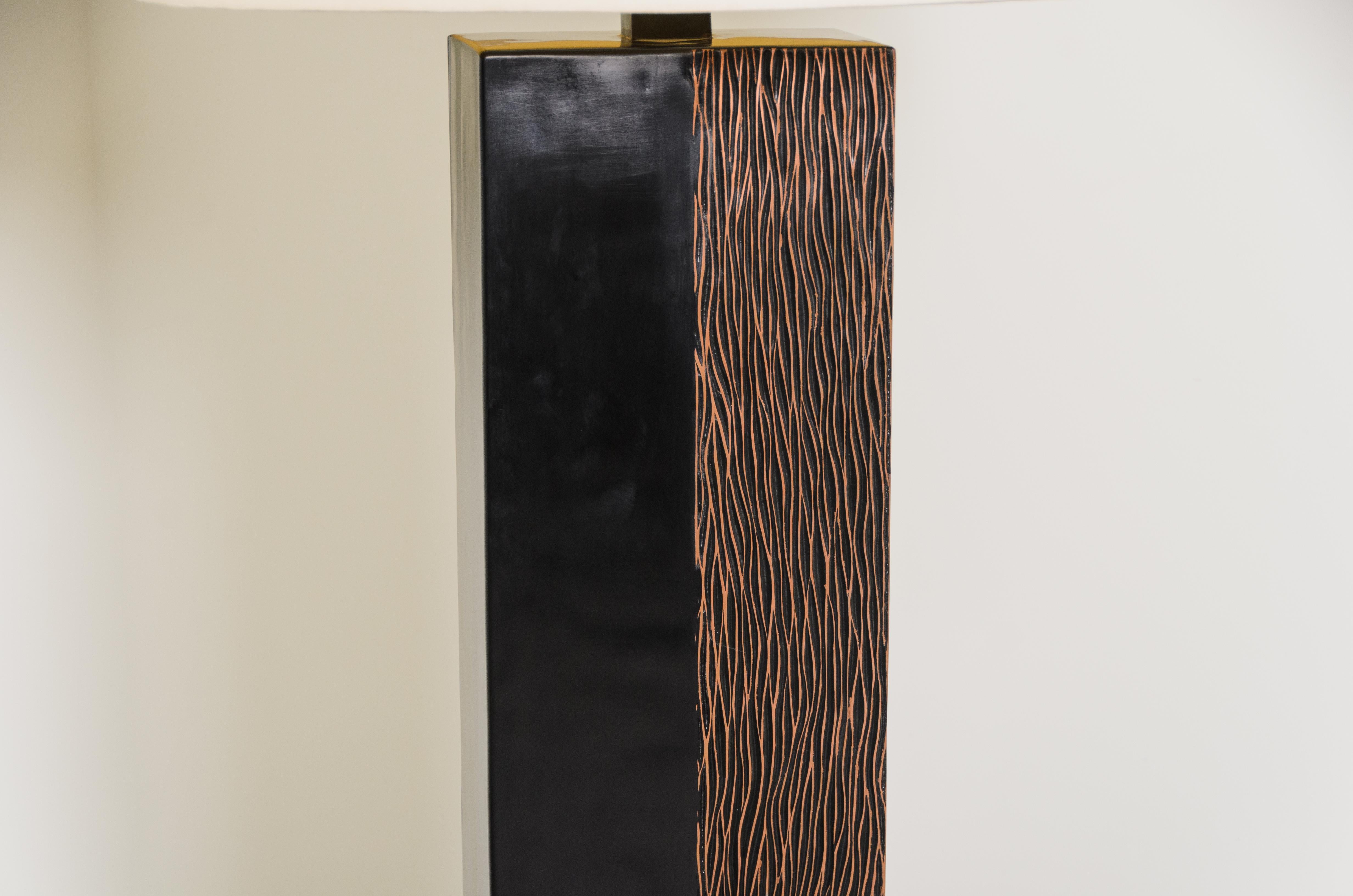 Lámpara de pie de diseño contemporáneo de pliegues en cobre y laca negra de Robert Kuo en Nuevo estado para la venta en Los Angeles, CA