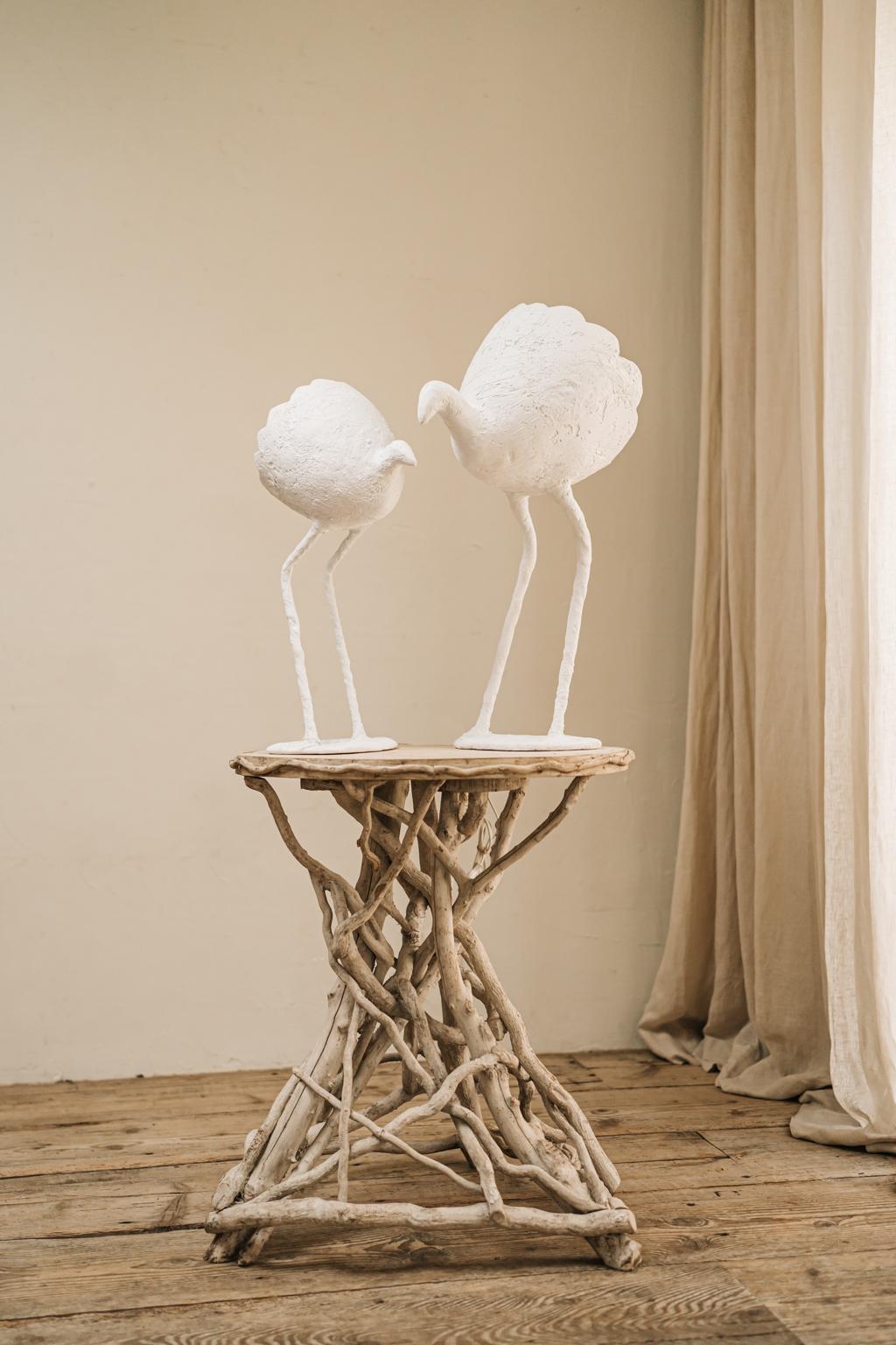 Aimez le travail de l'artiste français José Esteves, qui s'inspire toujours de la nature,
Ces oiseaux de paix, comme il les appelle, sont des lampes de table, une paire non identique, qui sont vendues ensemble, ravissantes sur une commode ou une