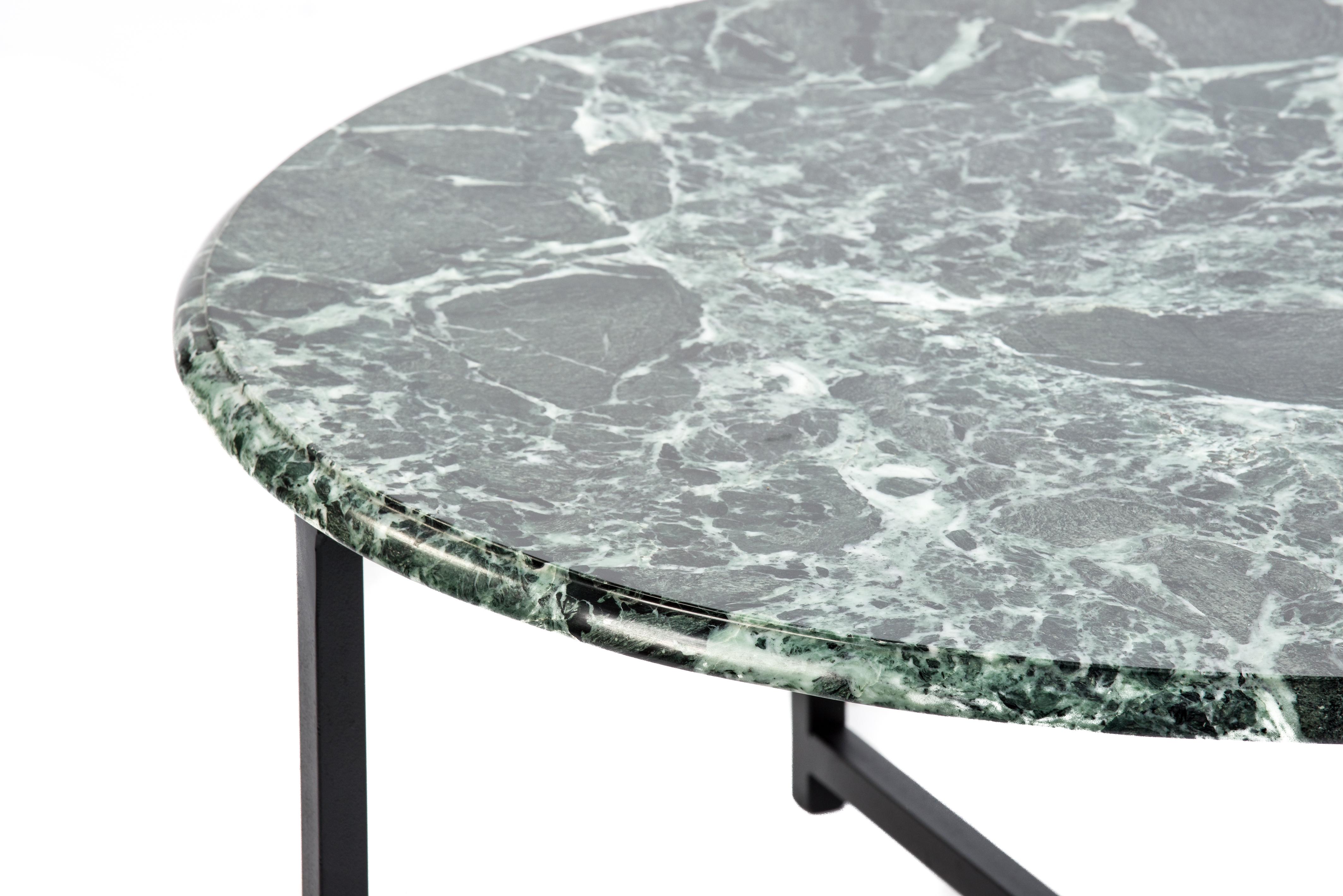 Poli Table d'appoint ronde contemporaine en marbre noir et vert poli sur socle en acier en vente