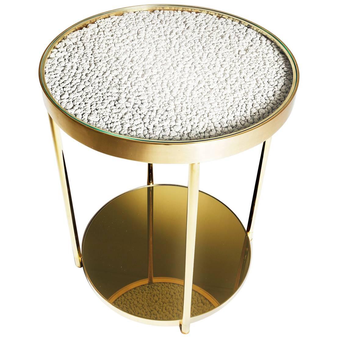 Table d'appoint contemporaine à ourlet en laiton poli avec base en miroir doré
