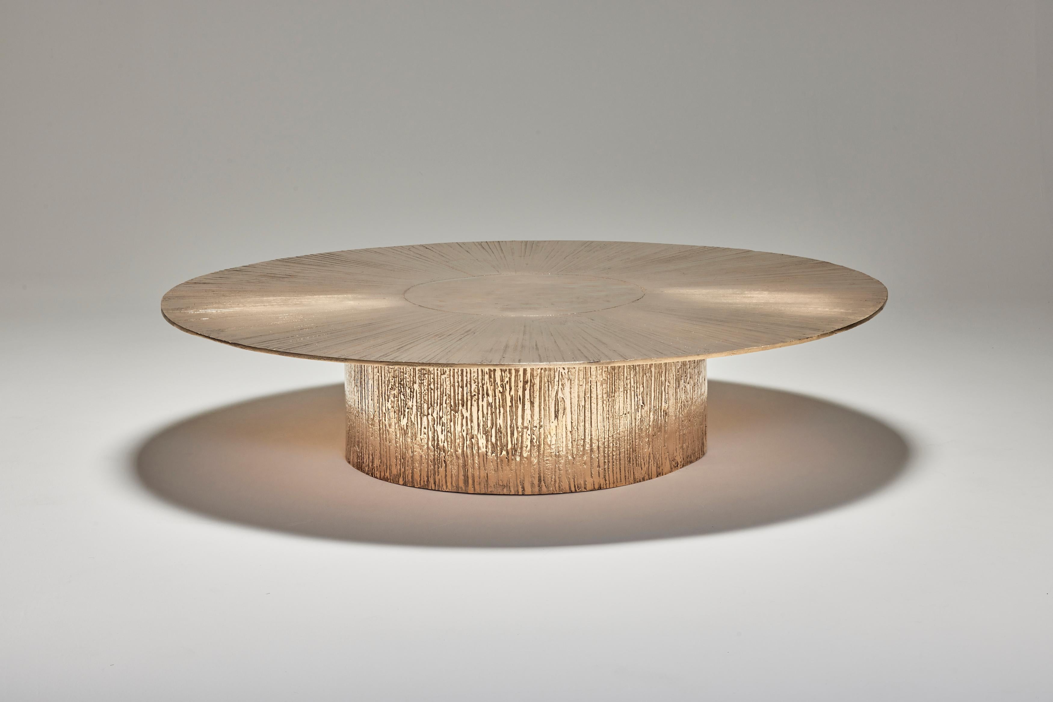 Table basse ronde Bonze par Colo Studio

Edition limitée et numérotée de 8 pièces + 4 AP, réalisée à la main en France.
Dimensions et patines sur mesure sur demande.

Matériau : Bronze, poli doré
Dimensions : H 33 x Ø 150 cm
Année : 2024

La table