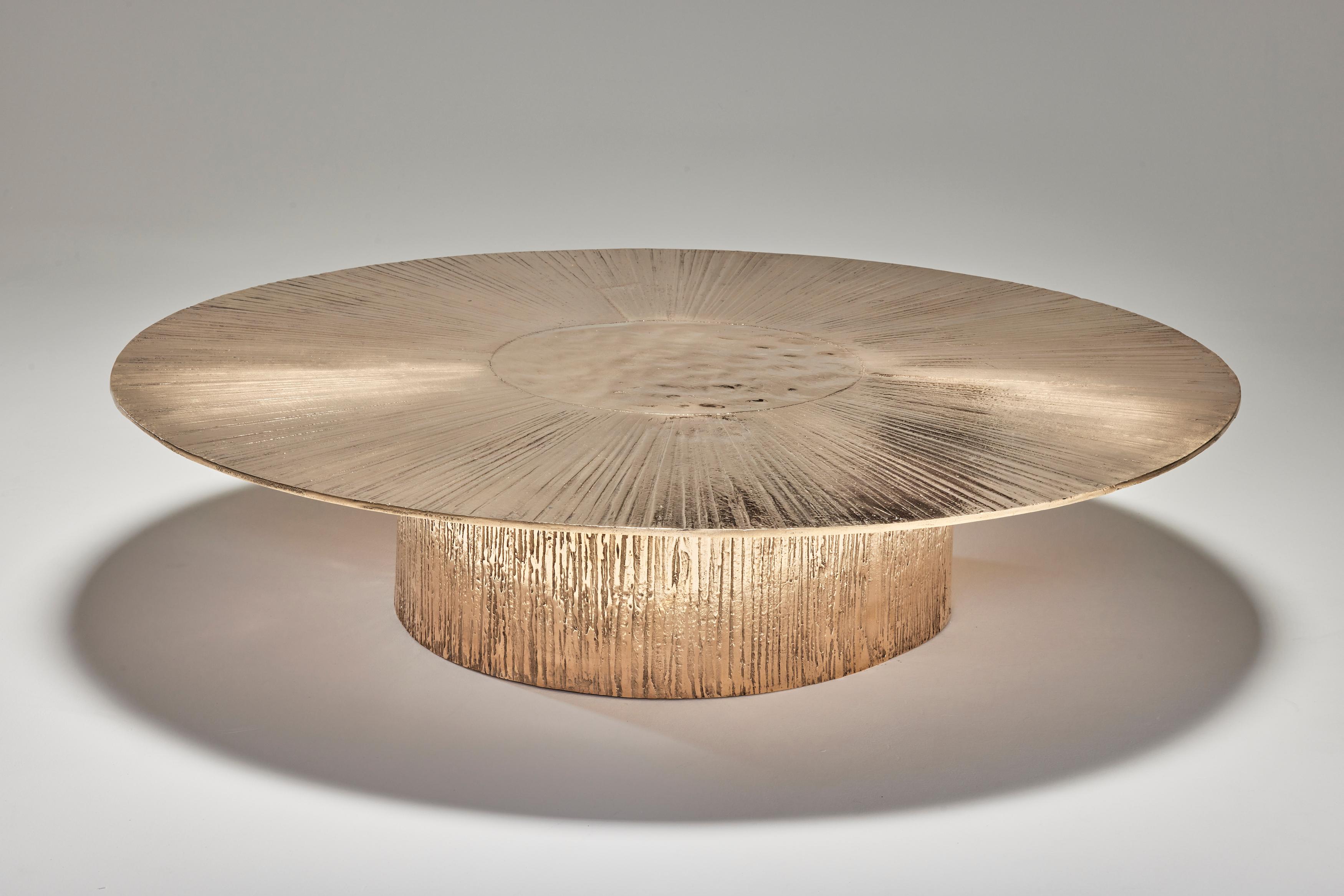 Postmoderne Table basse circulaire contemporaine en bronze poli par Colo Studio, France en vente