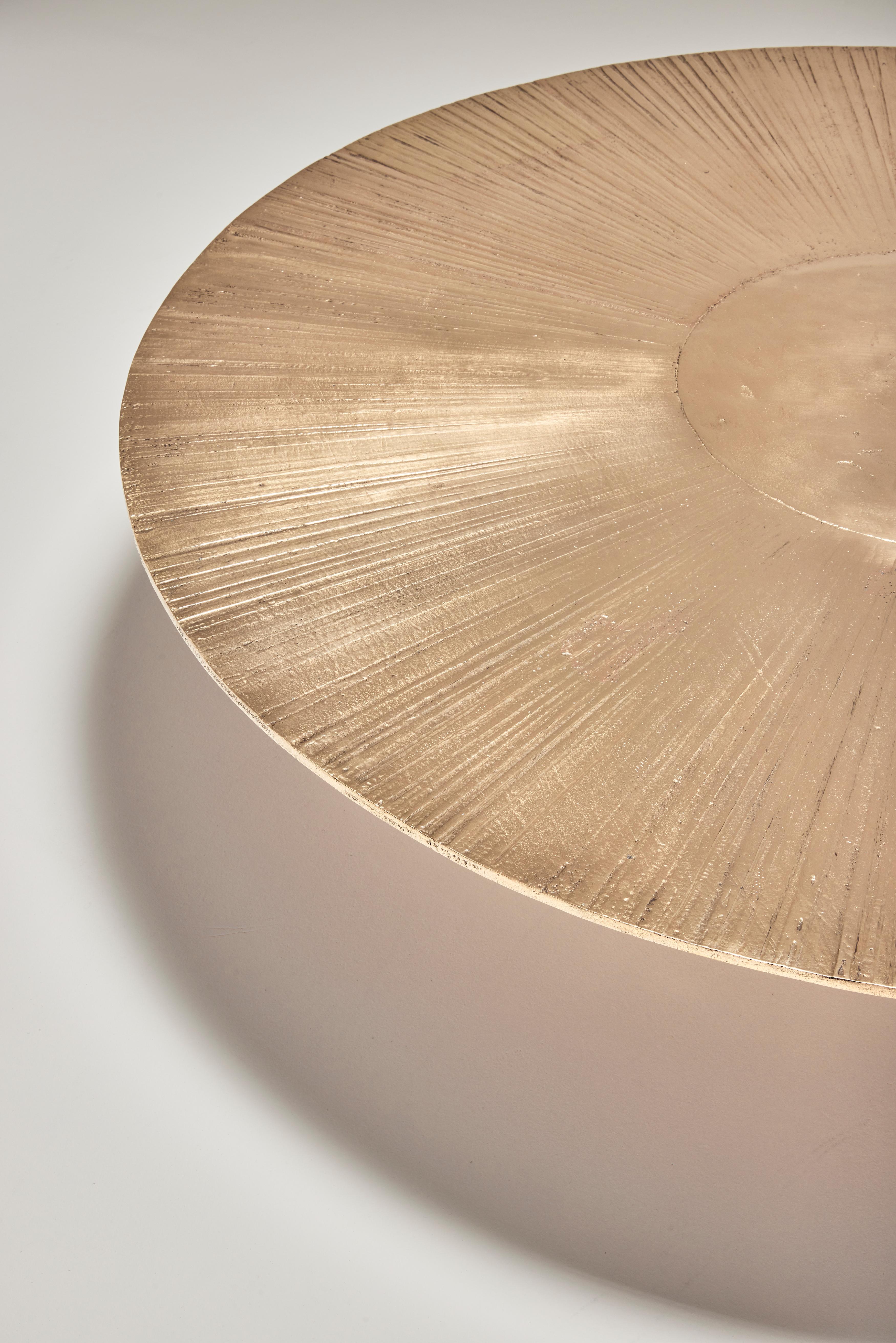 Français Table basse circulaire contemporaine en bronze poli par Colo Studio, France en vente