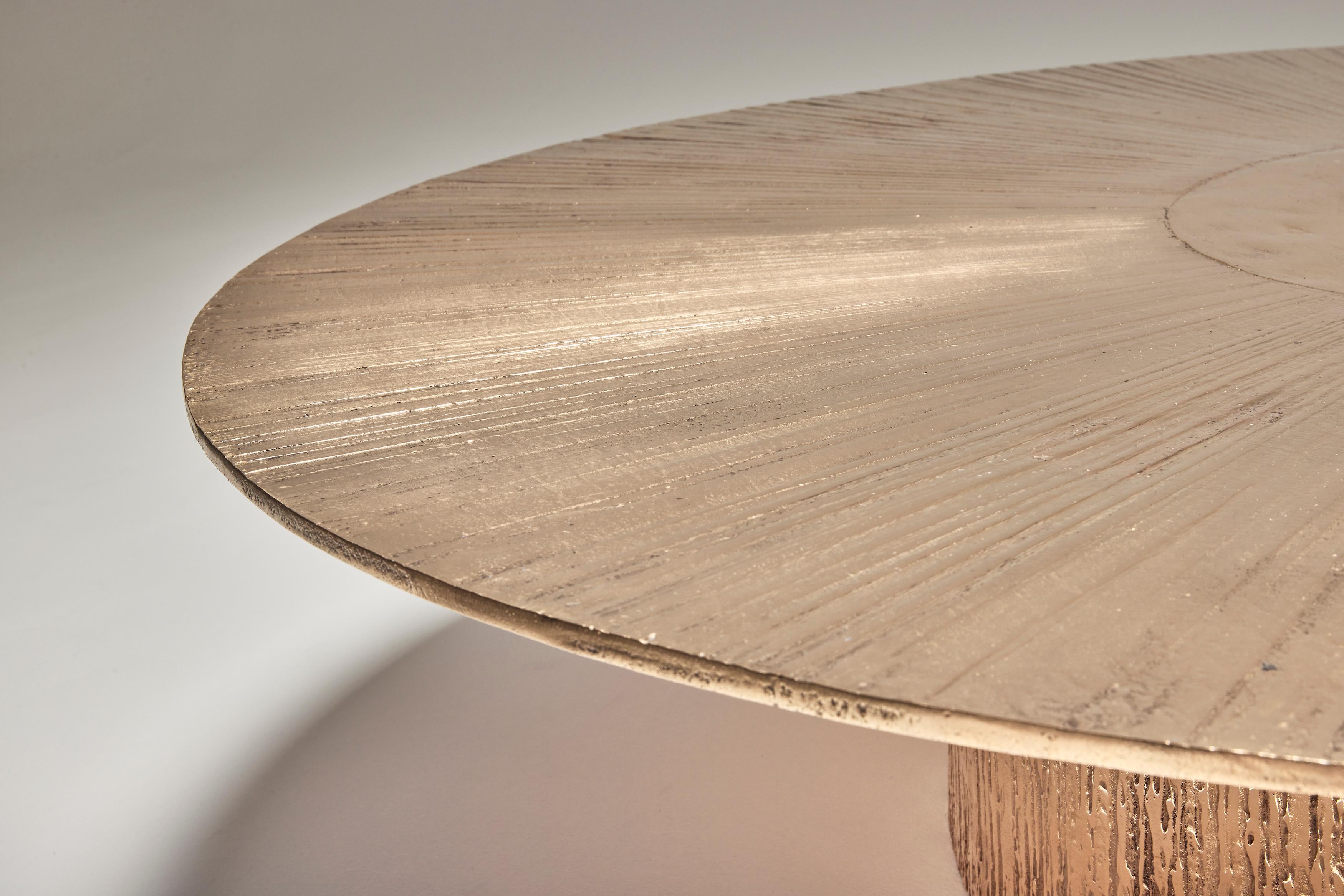 Fait main Table basse circulaire contemporaine en bronze poli par Colo Studio, France en vente