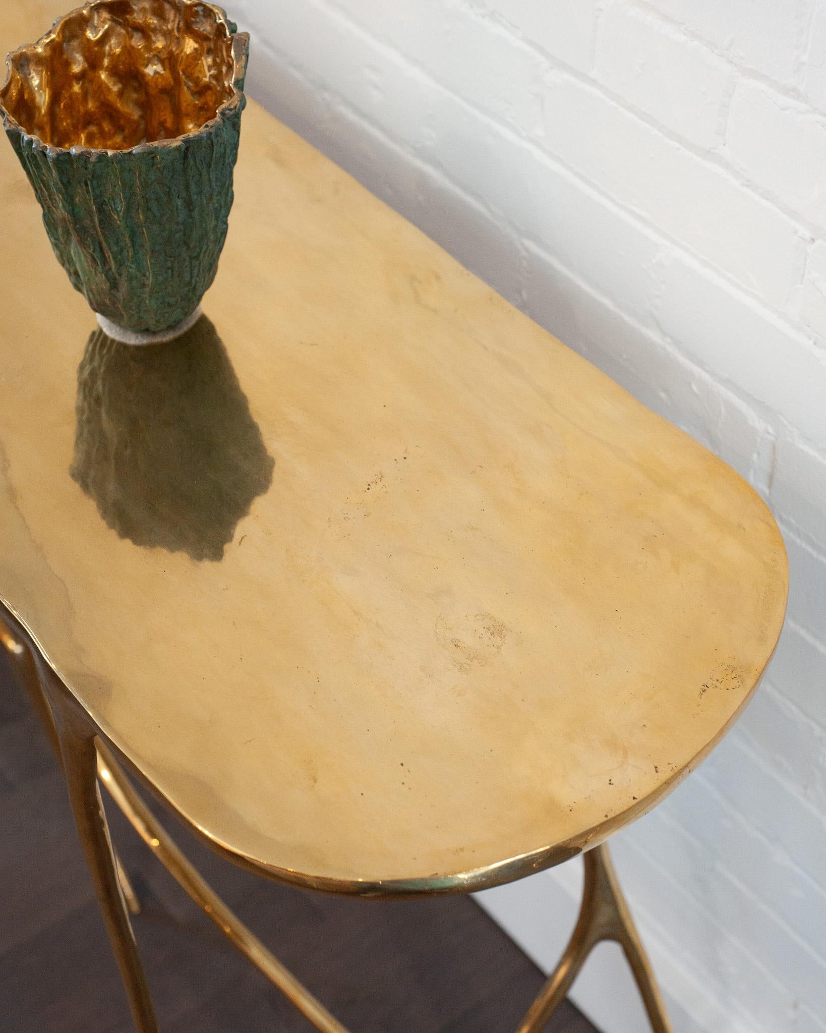 Table console sculpturale contemporaine en laiton moulé poli Neuf - En vente à Toronto, ON