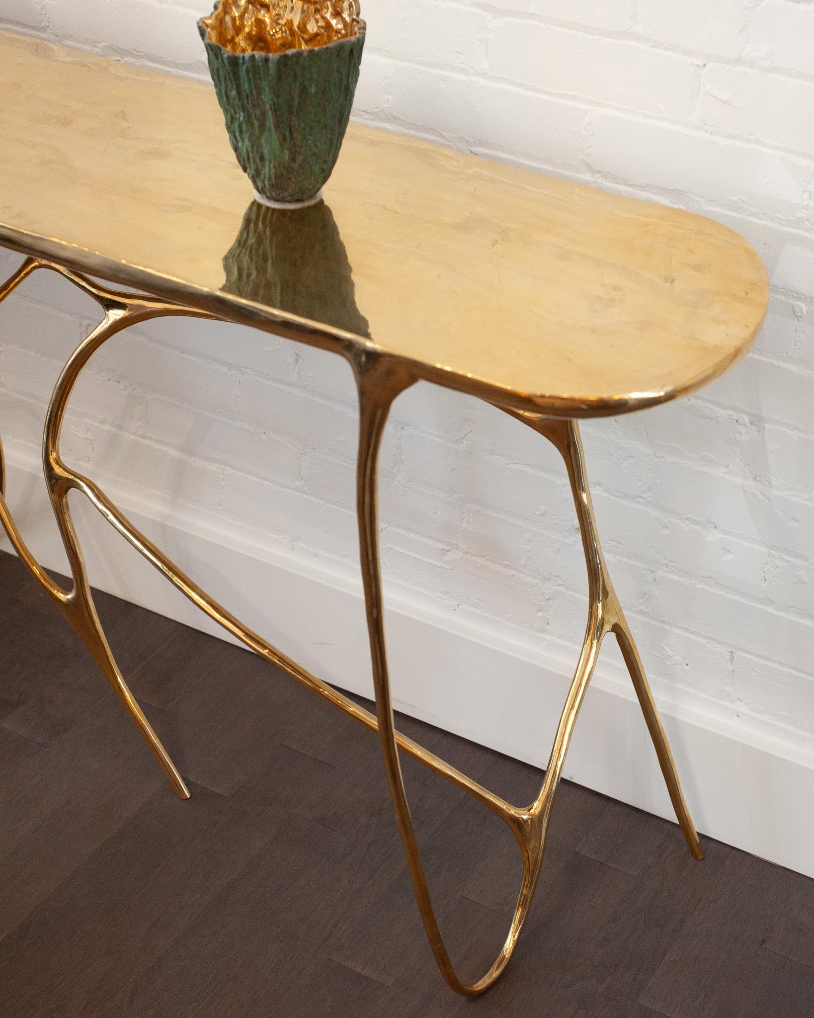 Laiton Table console sculpturale contemporaine en laiton moulé poli en vente