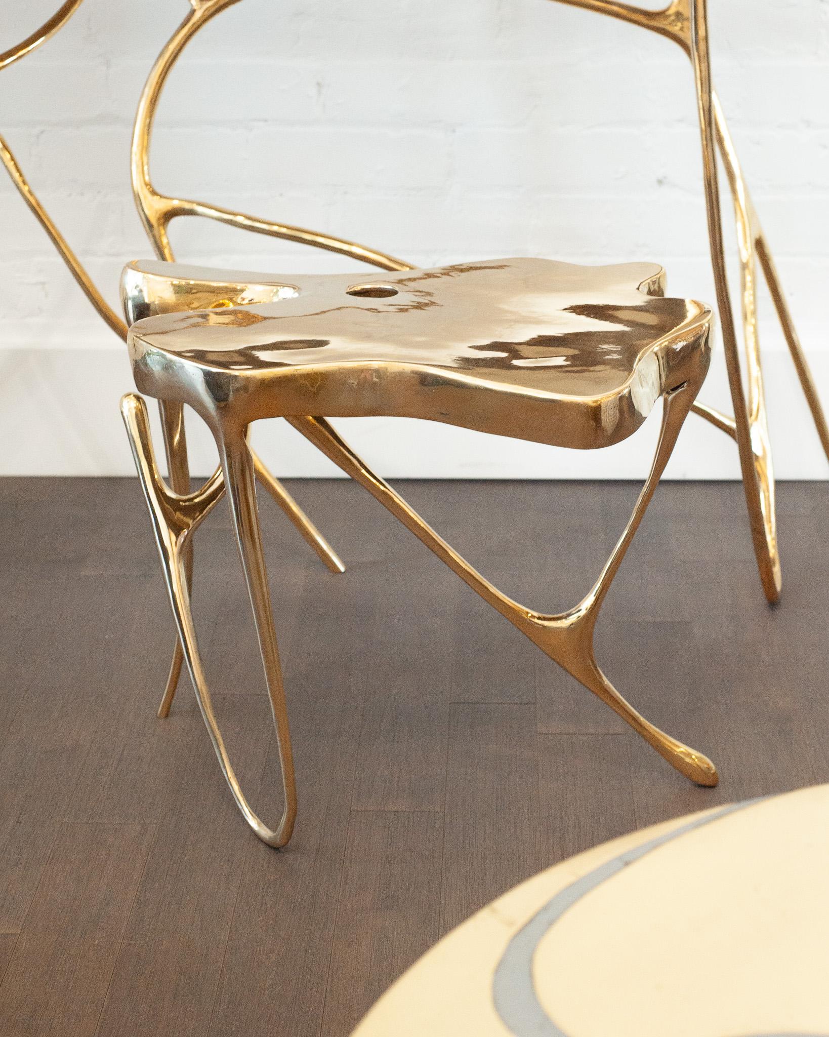 Table d'appoint sculpturale en laiton - Fabriquée en laiton poli, cette table d'appoint associe un plateau massif rayonnant à une base aux lignes sculpturales tourbillonnantes qui semblent se mouvoir selon un rythme organique. Ses surfaces