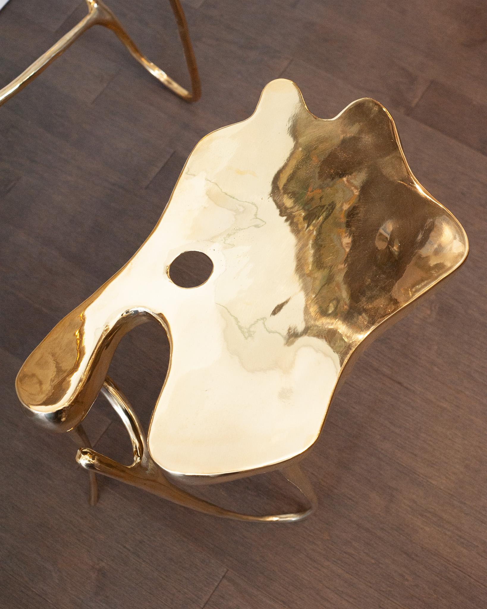 Thaïlandais Table d'appoint sculpturale contemporaine en laiton moulé poli en vente