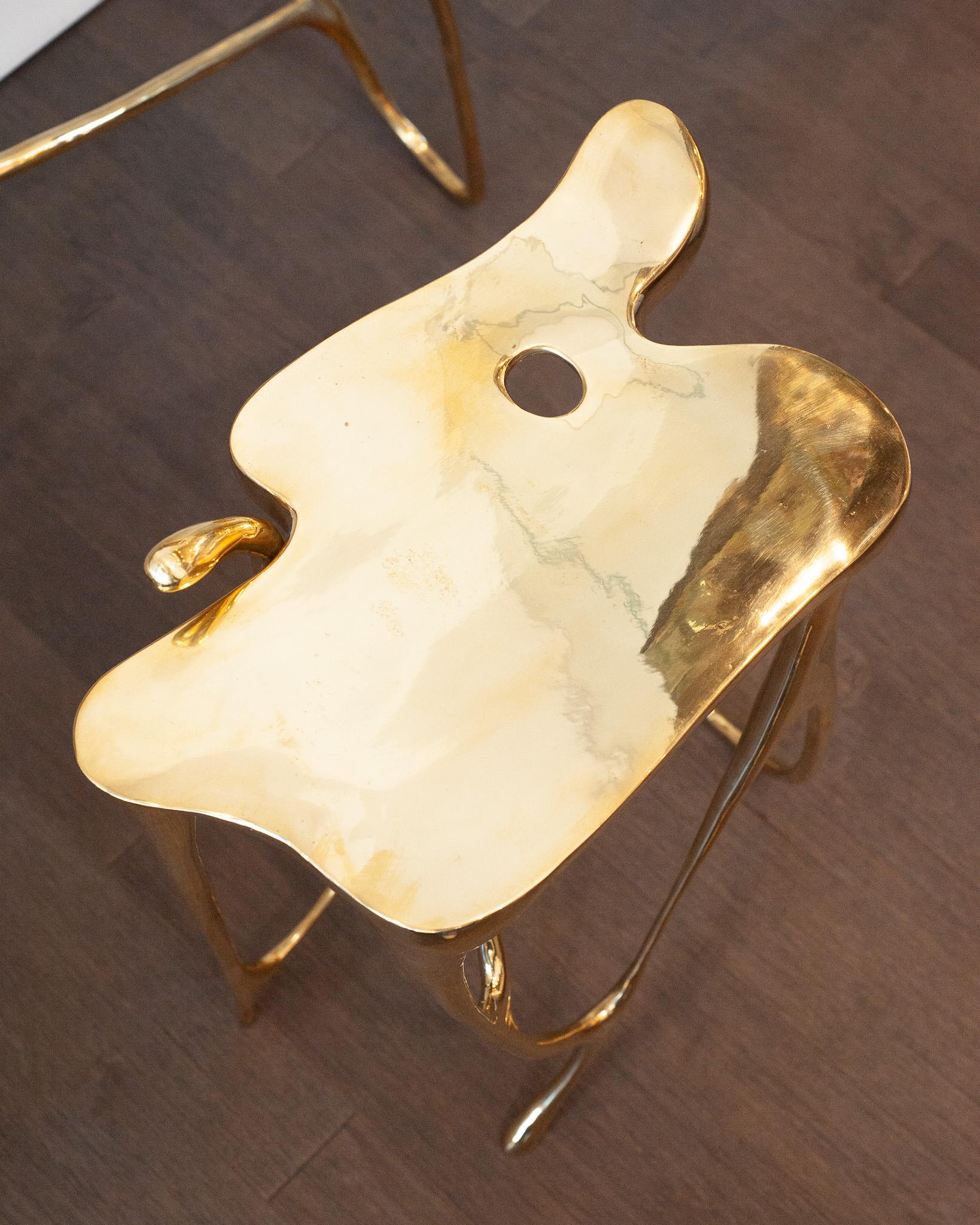 Thaïlandais Table d'appoint sculpturale contemporaine en laiton moulé poli en vente