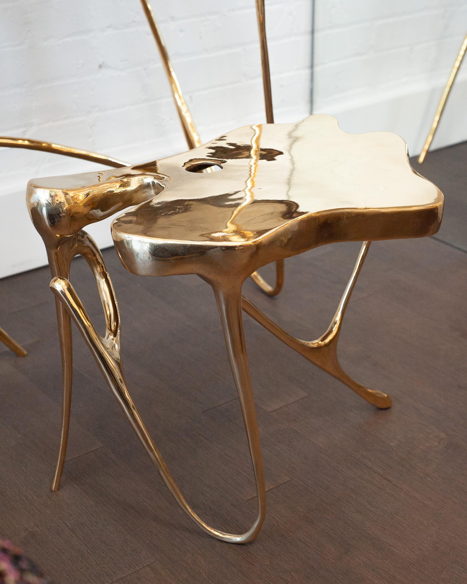 Moulage Table d'appoint sculpturale contemporaine en laiton moulé poli en vente