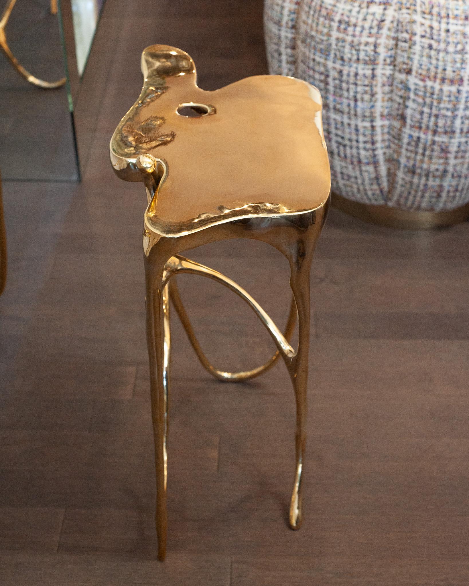 Moulage Table d'appoint sculpturale contemporaine en laiton moulé poli en vente