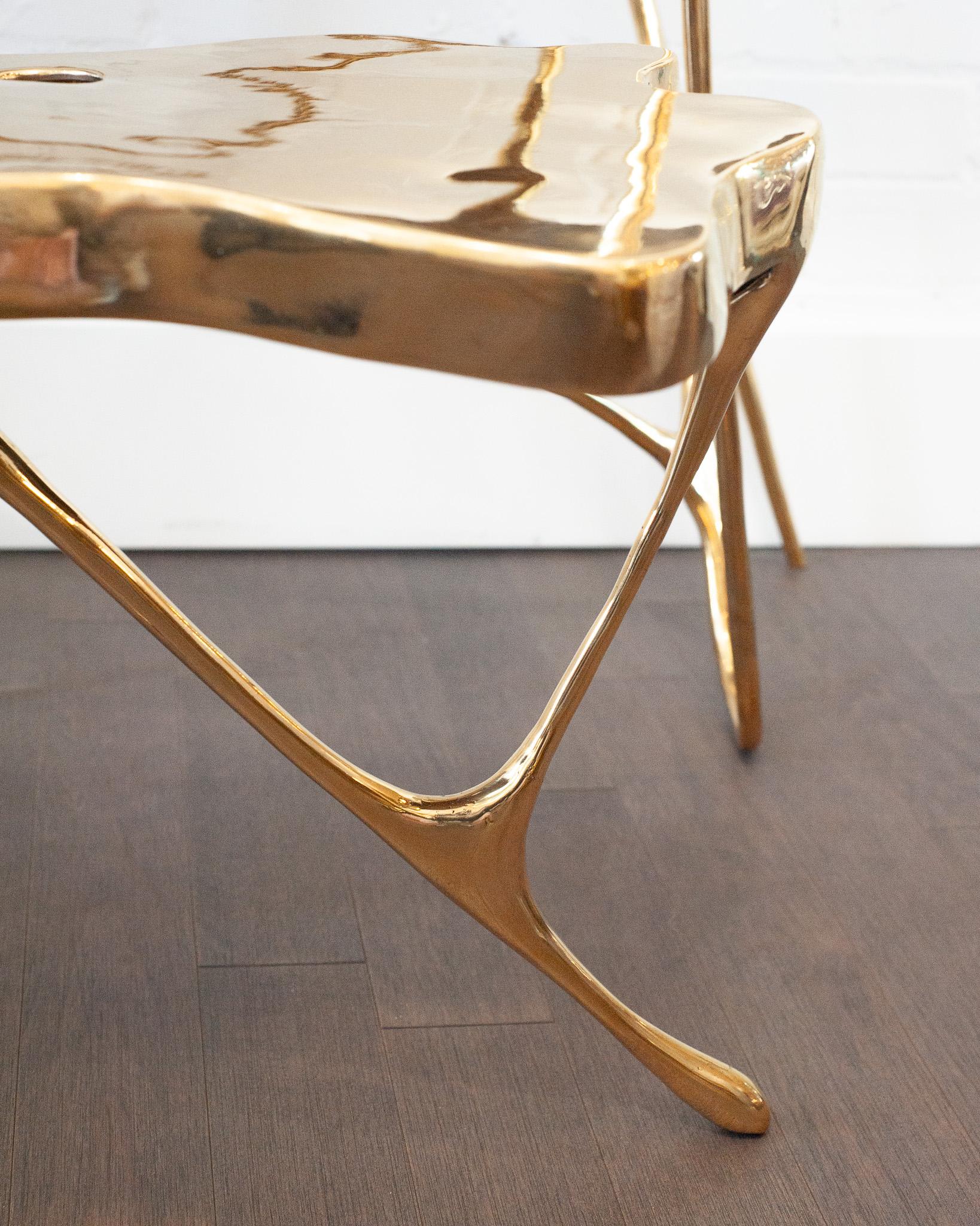Table d'appoint sculpturale contemporaine en laiton moulé poli Neuf - En vente à Toronto, ON