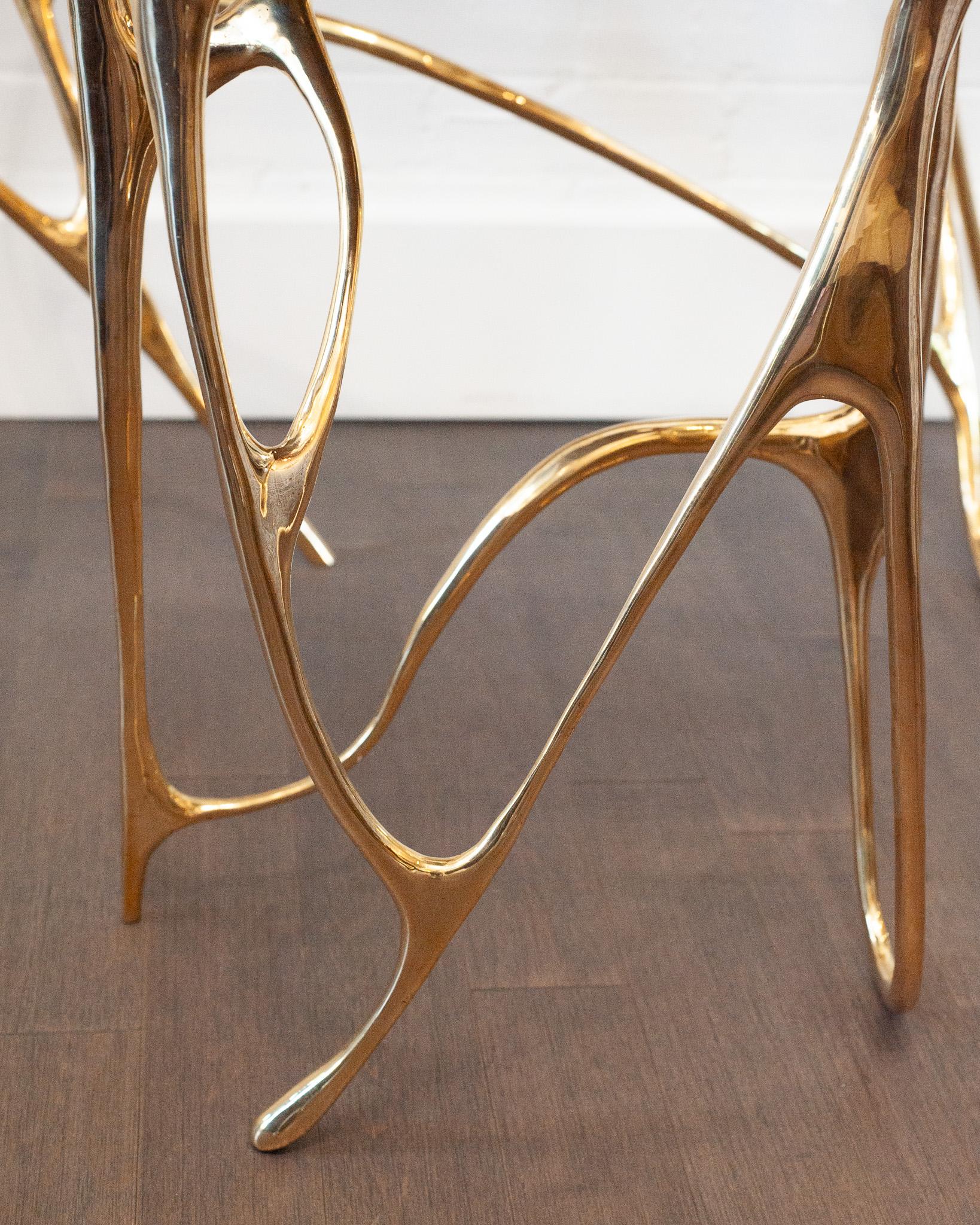 Table d'appoint sculpturale contemporaine en laiton moulé poli Neuf - En vente à Toronto, ON