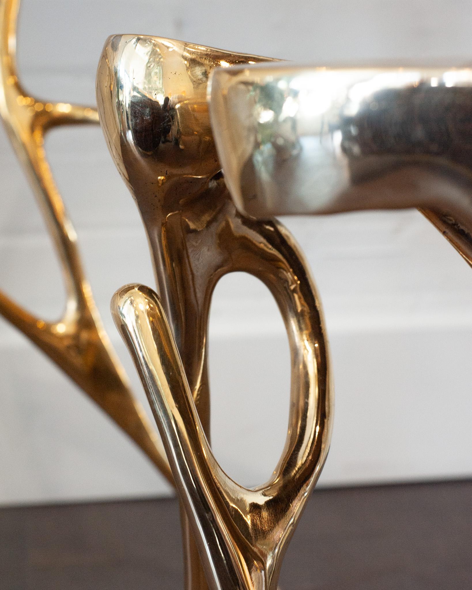 XXIe siècle et contemporain Table d'appoint sculpturale contemporaine en laiton moulé poli en vente