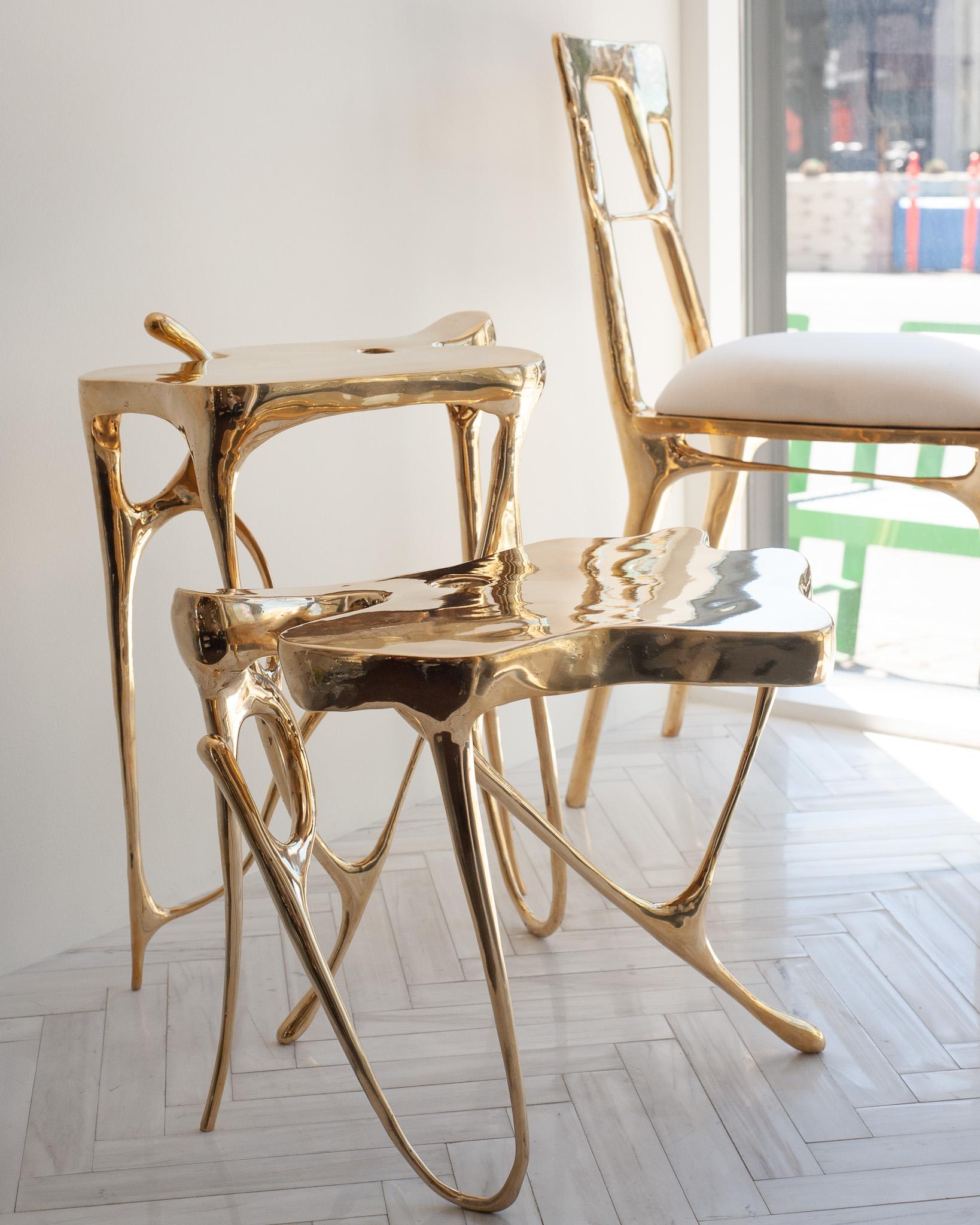 Laiton Table d'appoint sculpturale contemporaine en laiton moulé poli en vente